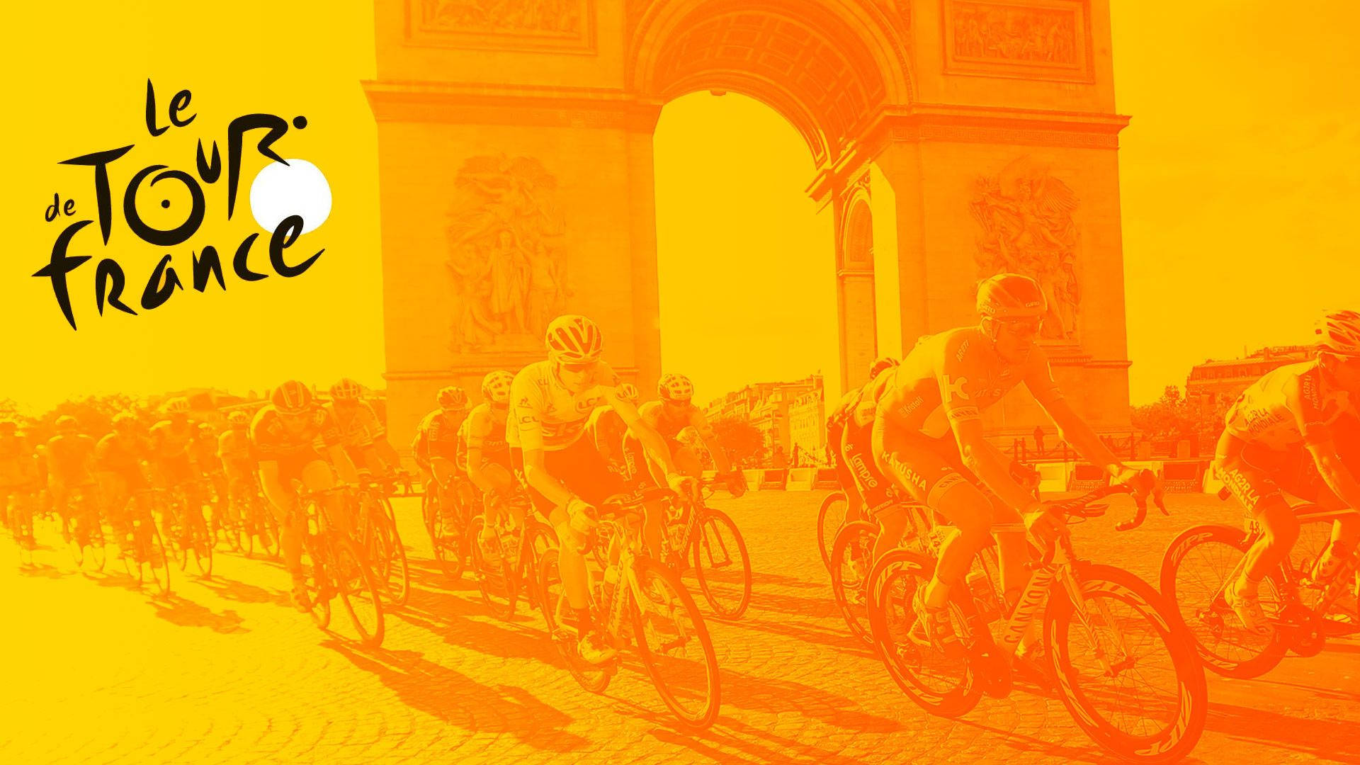 Tour 桌布 壁紙 — 自行車手在充滿活力的橙色濾鏡和「Le Tour de France」標誌下，競速經過凱旋門。