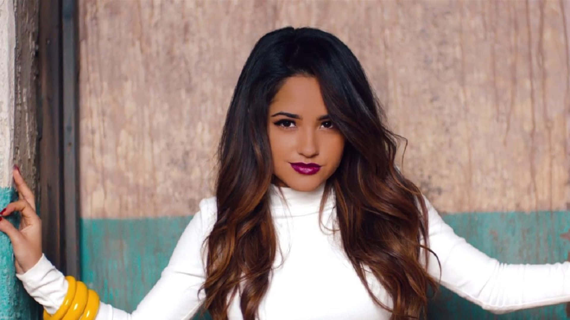 「與Becky G一起行動」 壁紙