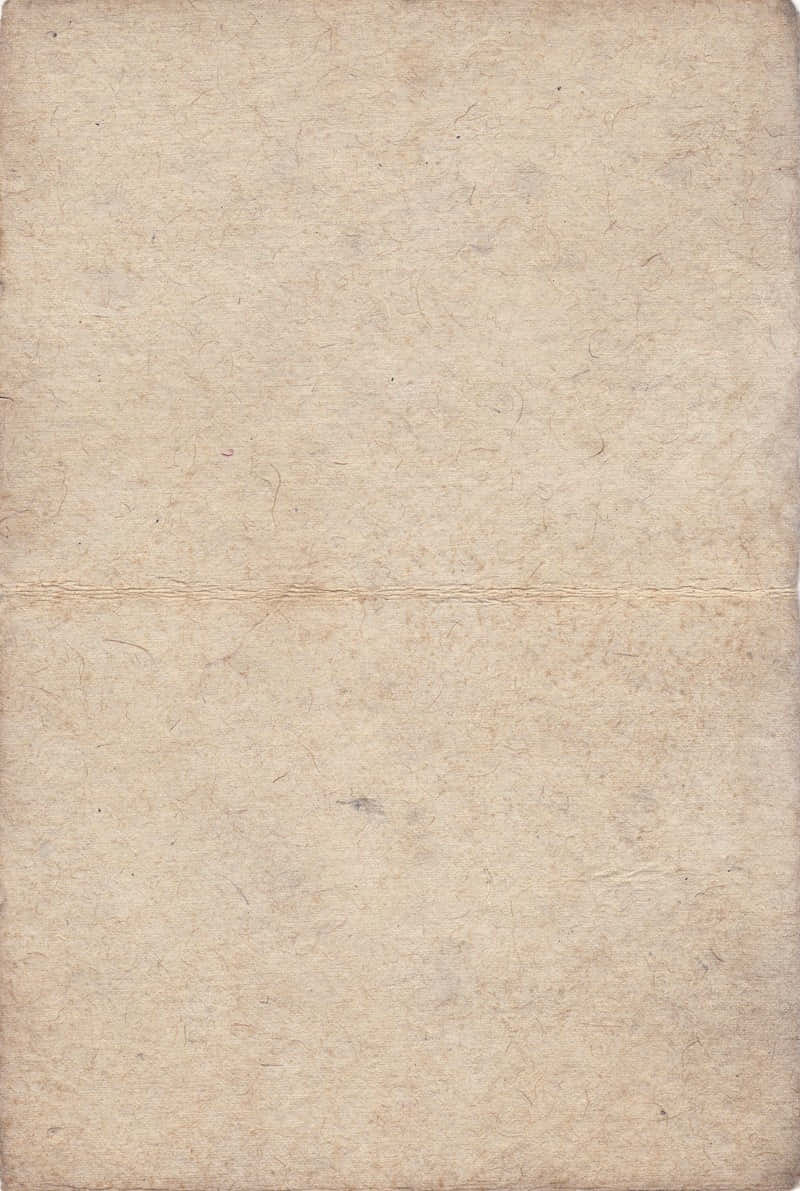 Old Paper 桌布 壁紙 — 舊化米色紙張的特寫，表面可見纖維和一條橫向摺痕。