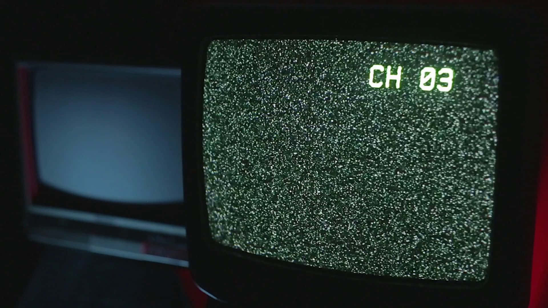 tv 桌布 壁紙 — 舊式CRT電視特寫，顯示綠色雪花畫面，角落有頻道03發光。