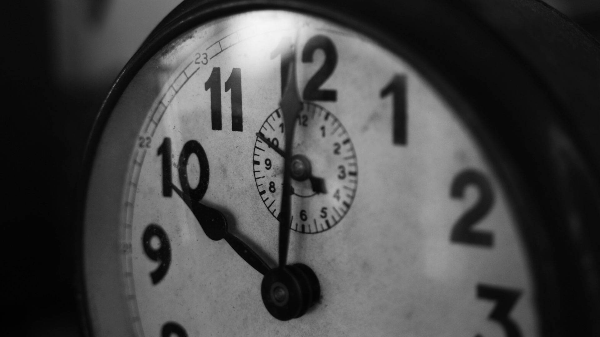 sexy time 桌布 壁紙 — 舊式指針時鐘的特寫，指針指向午夜，單色調。