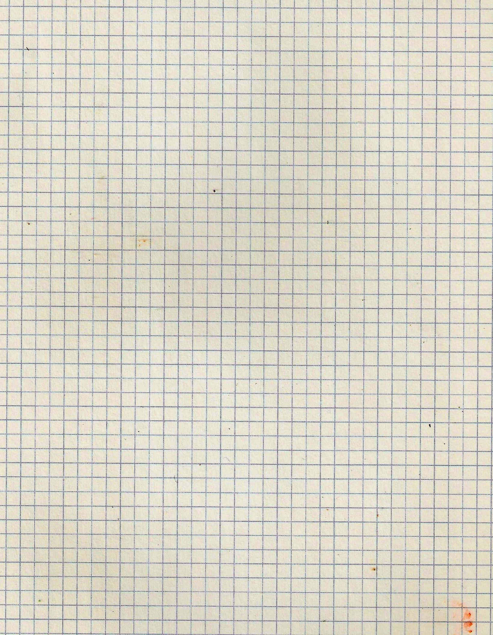 Pink Grid 桌布 壁紙 — 舊方格紙的特寫，帶有微弱的藍色線條和米白色表面上的細微污漬。