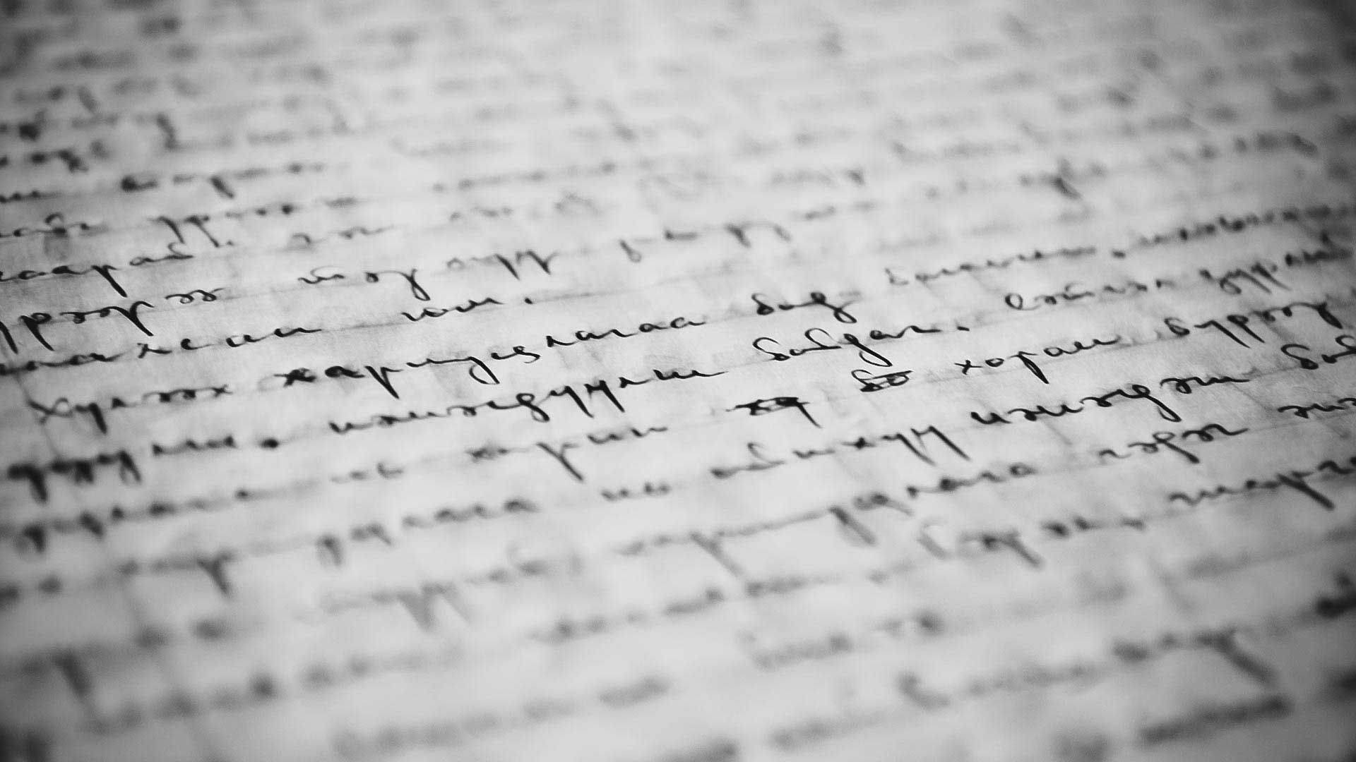 Cute Writing 桌布 壁紙 — 舊紙上手寫草書的近距離特寫，淺景深和柔和灰階色調。