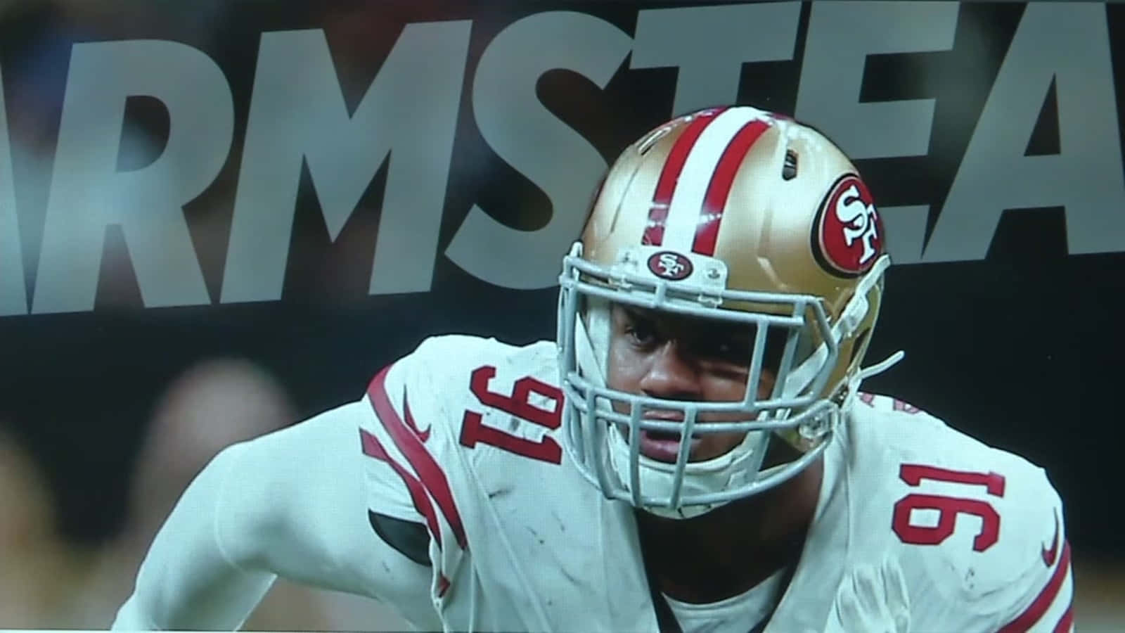 San Francisco 49ers 桌布 壁紙 — 舊金山49人美式足球員身穿白色和紅色球衣，號碼16，在比賽中專注的特寫。