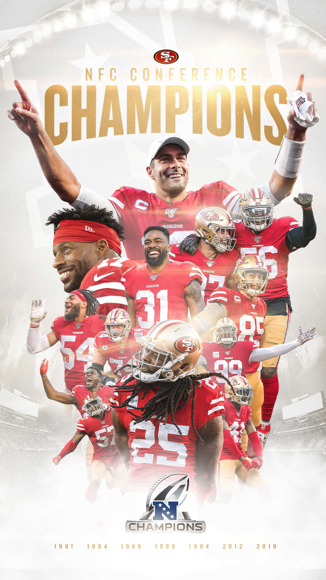 George Kittle 桌布 壁紙 — 舊金山49人隊的足球員身穿紅色球衣，在明亮的球場燈光下慶祝成為NFC分區冠軍。