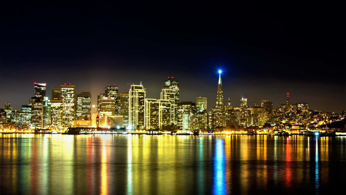 1366x768 San Francisco 桌布 壁紙 — 舊金山令人目眩的夜景，閃爍的摩天大樓和在水面上閃耀的鮮豔倒影。