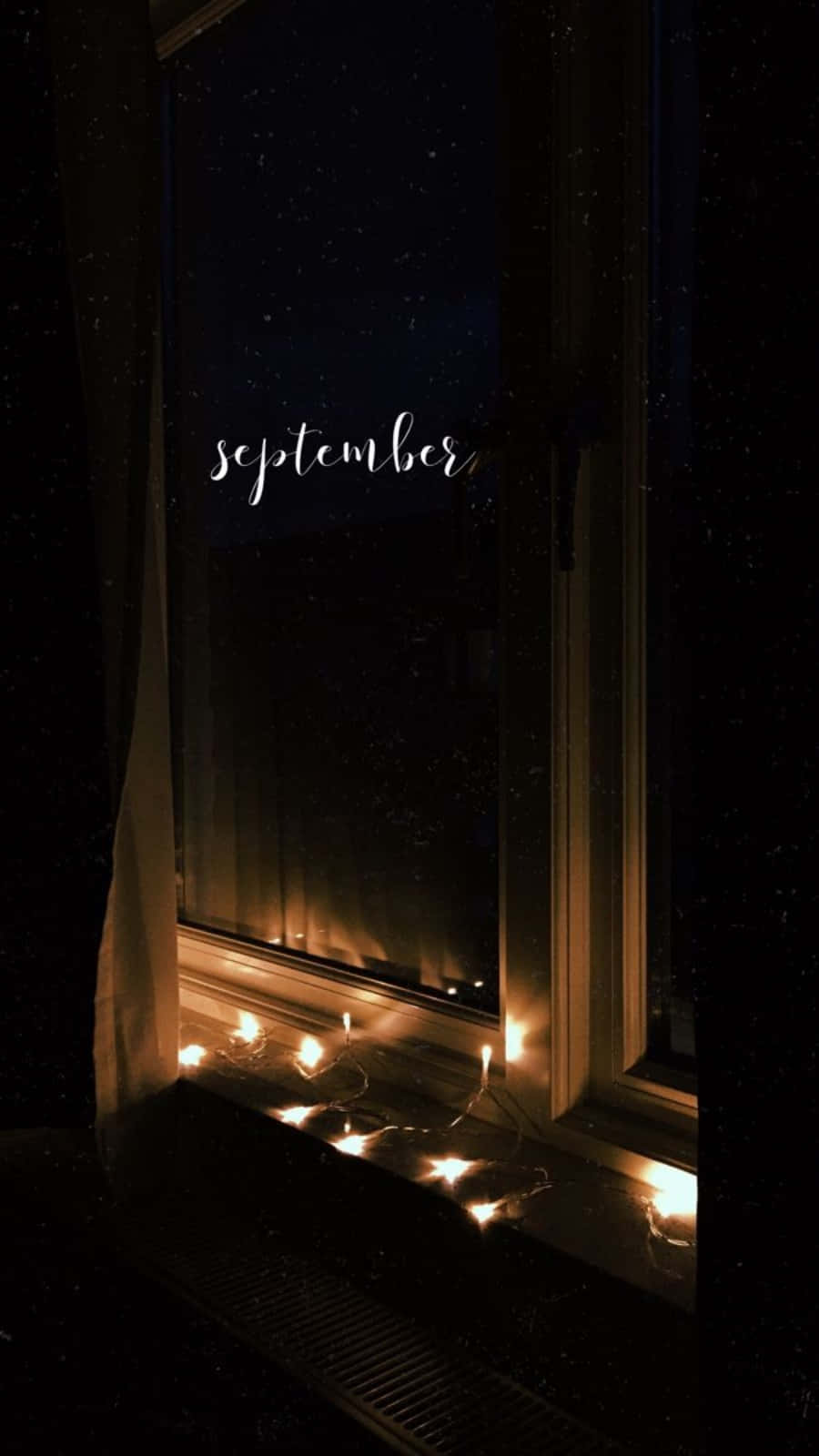 September 桌布 壁紙 — 舒適的串燈在星空下的窗台上溫暖地發光，玻璃上以草書寫著september這個詞。