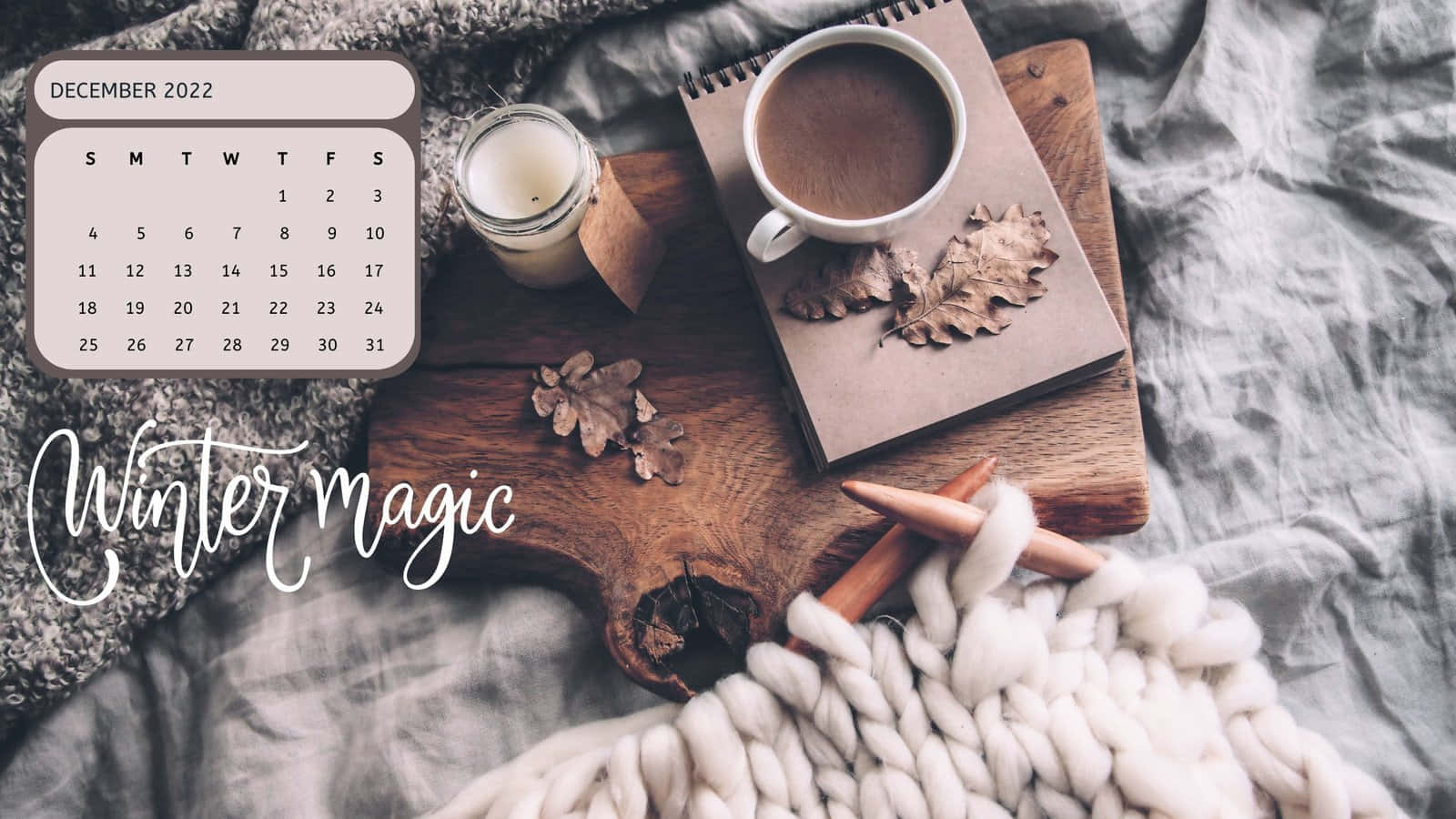 Cozy Winter Desktop 桌布 壁紙 — 舒適的冬日場景，一杯咖啡、筆記本和橡樹葉放在木板上，旁邊有針織毯子和蠟燭。