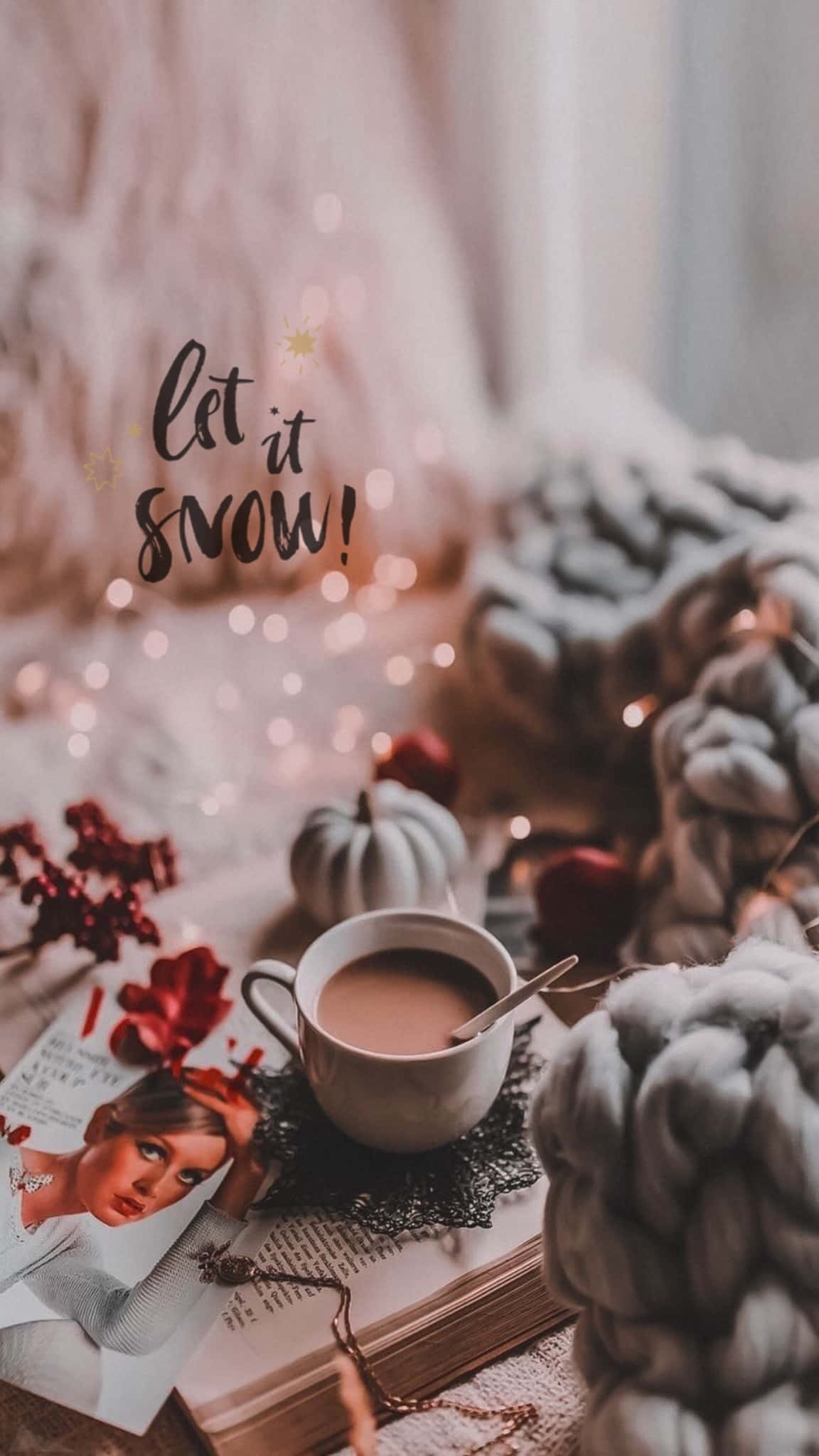 iPhone Christmas Aesthetic 桌布 壁紙 — 舒適的冬日場景，一杯熱氣騰騰的可可旁邊放著厚實的針織毛毯和節日紅莓，在柔和的小燈光下。