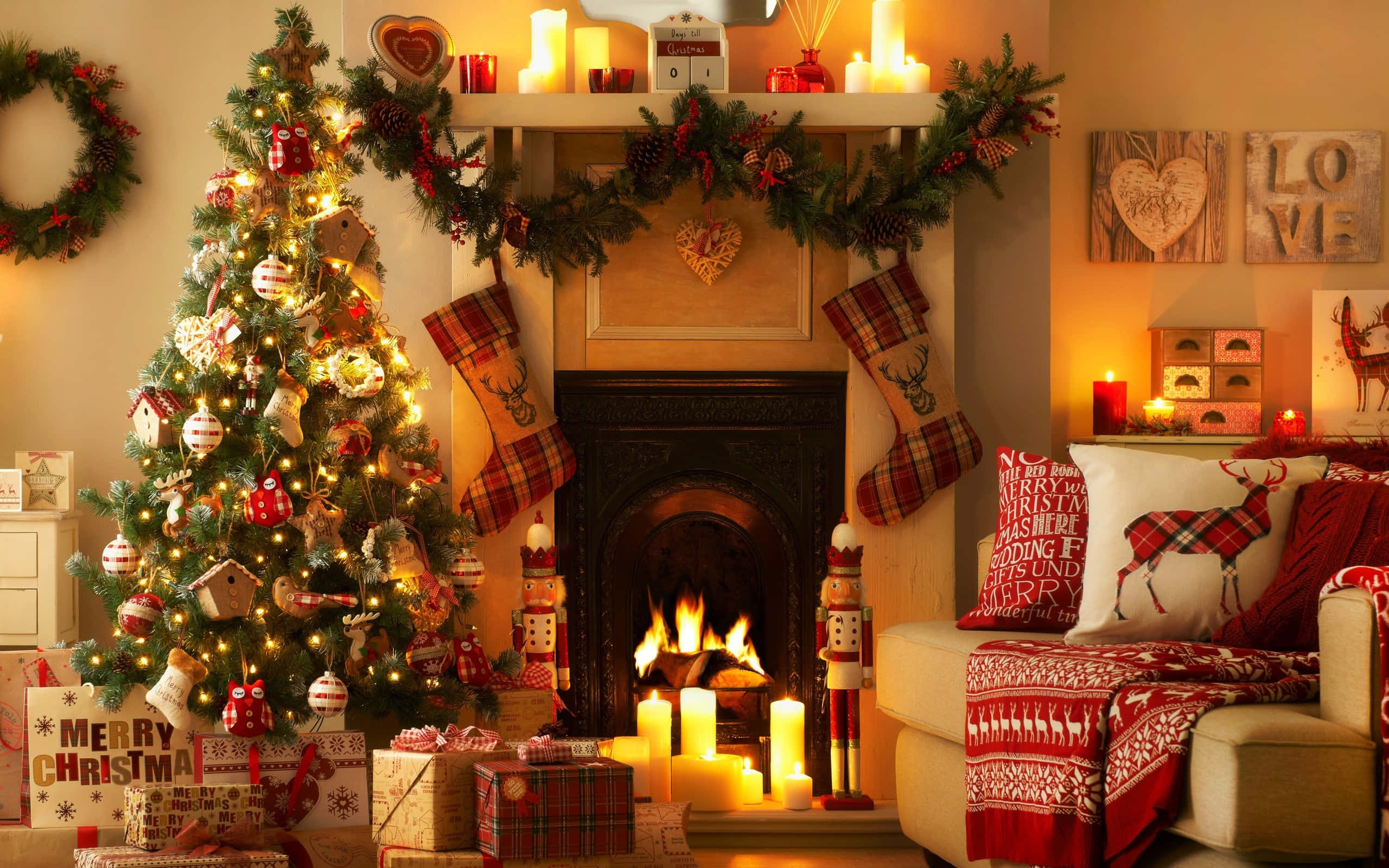 Christmas Living Room 桌布 壁紙 — 舒適的客廳，有燃燒的壁爐、裝飾好的聖誕樹和格子襪，在溫暖的燭光下閃耀。
