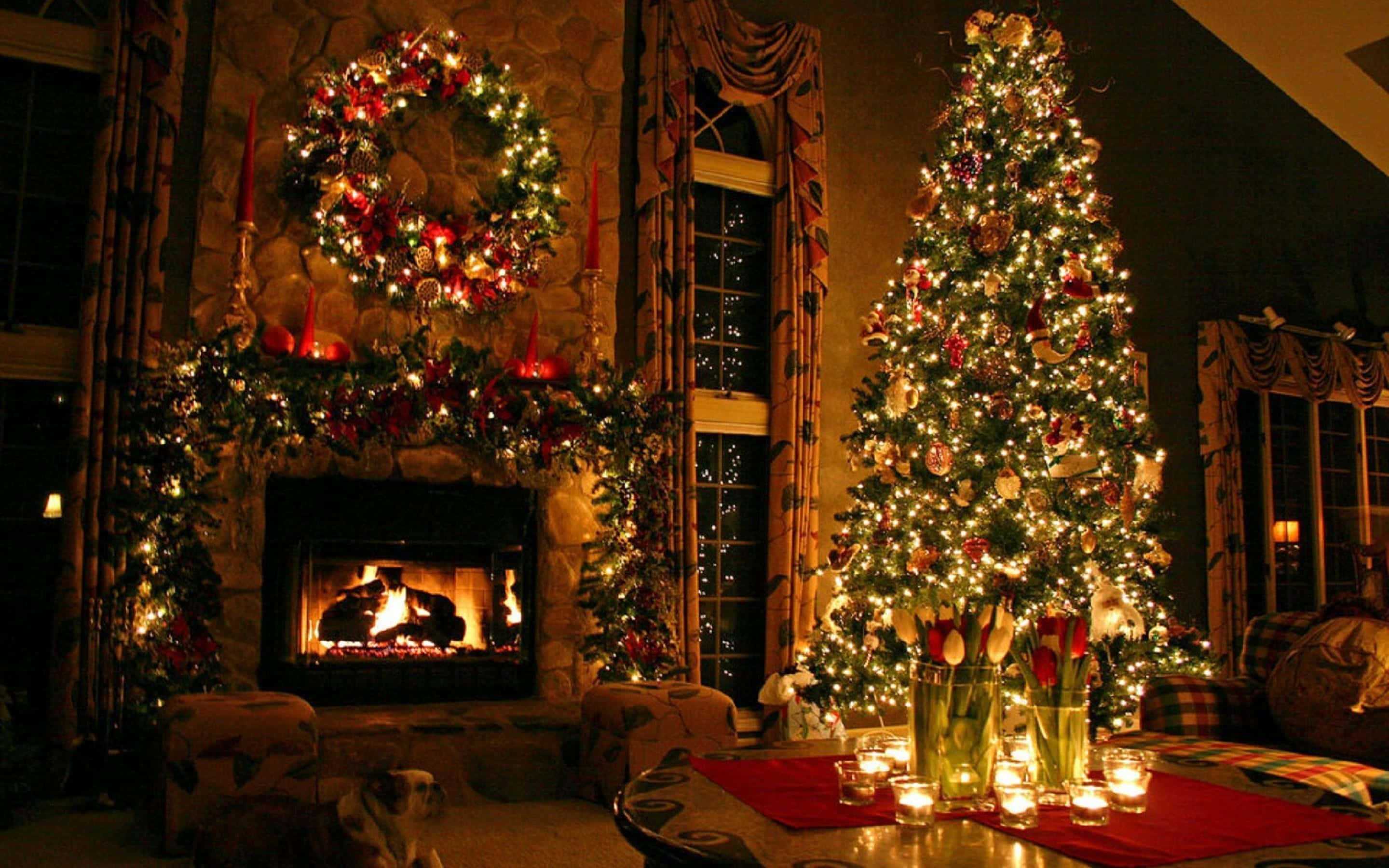 Rustic Christmas 桌布 壁紙 — 舒適的客廳，配有發光的壁爐和裝飾著燈飾和飾品的聖誕樹。