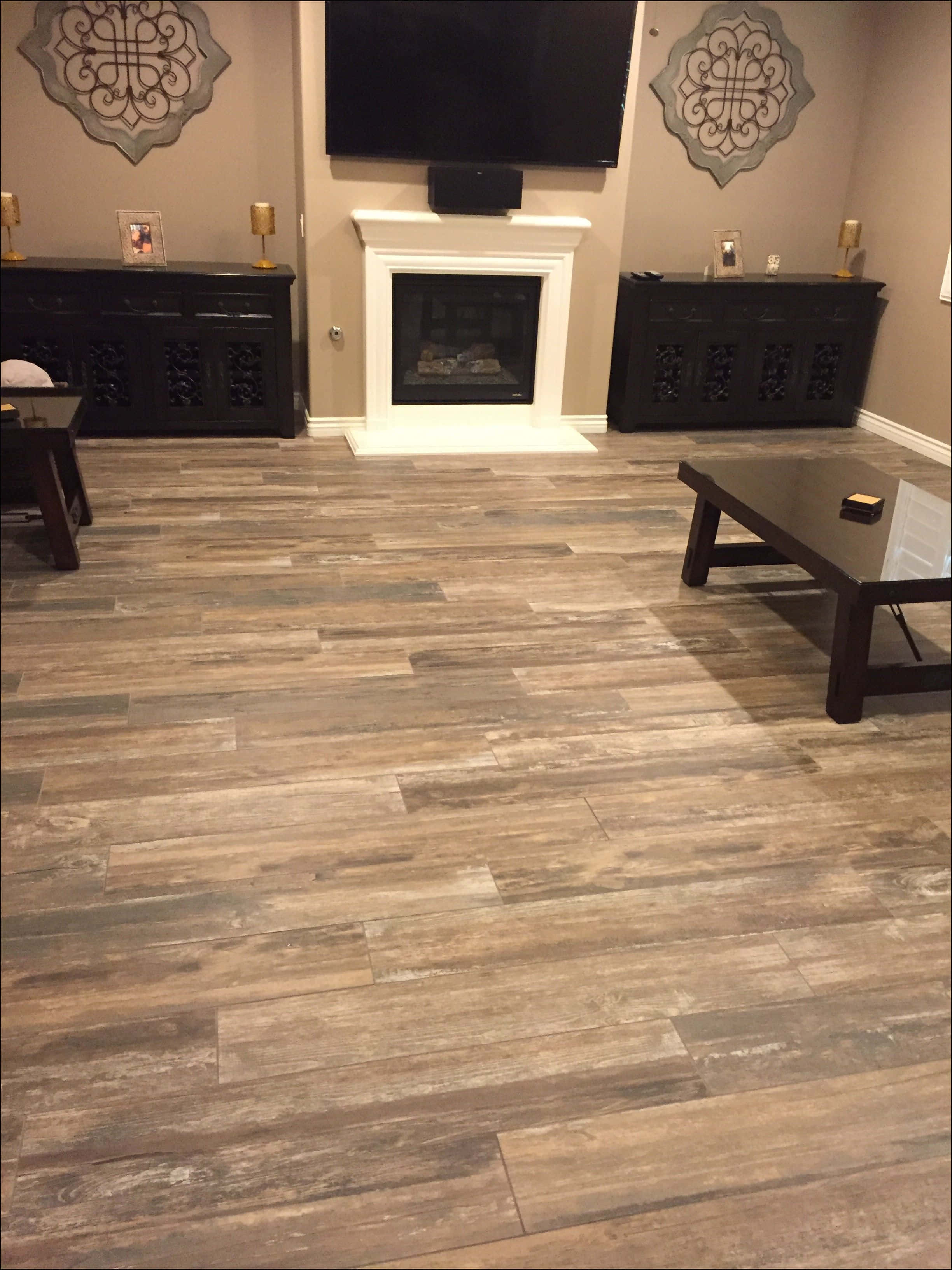 Wooden Floor 桌布 壁紙 — 舒適的客廳，鋪有鄉村風格木地板、白色壁爐和深色家具，在溫暖的環境燈光下。
