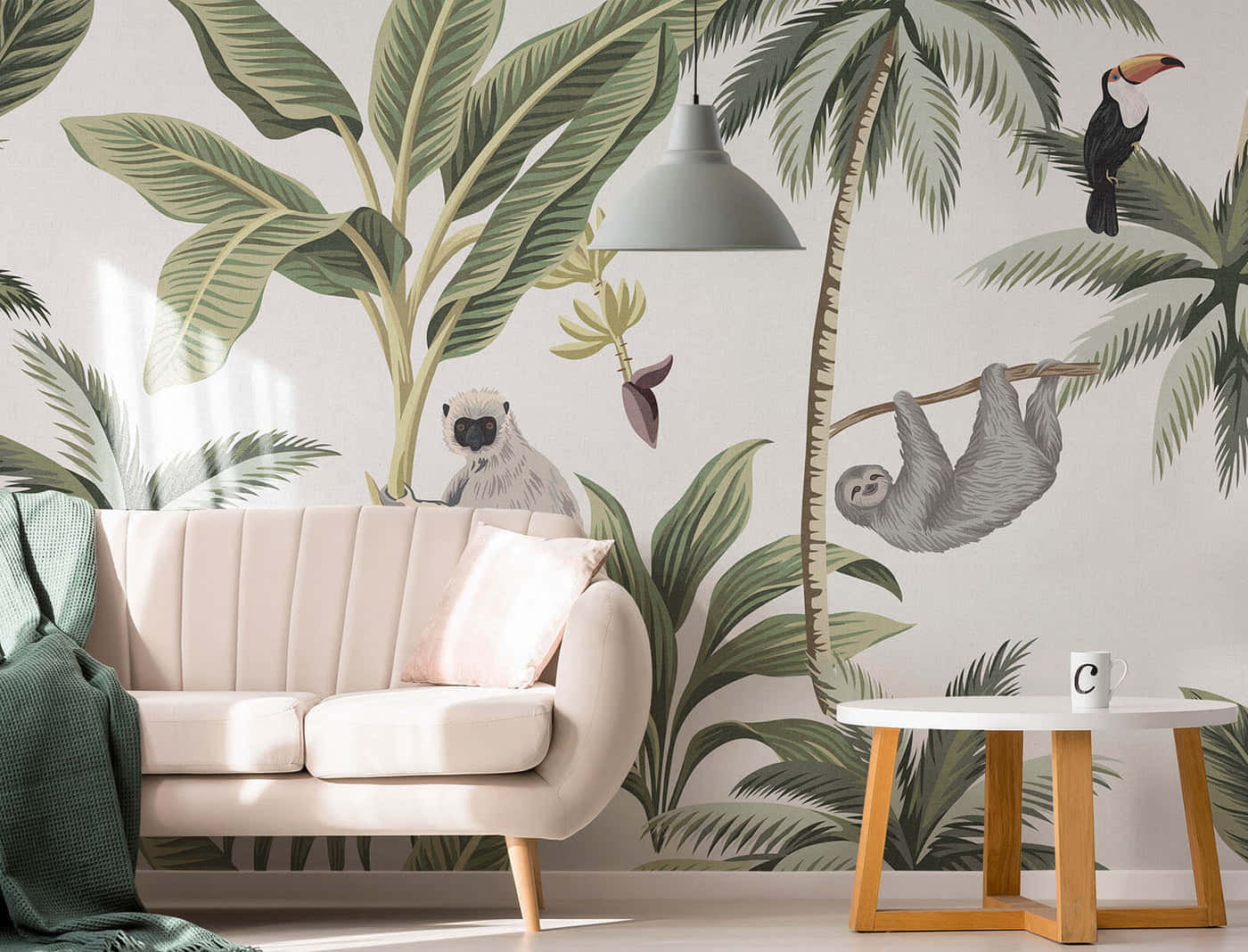 Home Decor 桌布 壁紙 — 舒適的客廳中，奶油色沙發襯托著充滿活力的叢林壁紙，上面有樹懶、巨嘴鳥和棕櫚葉。