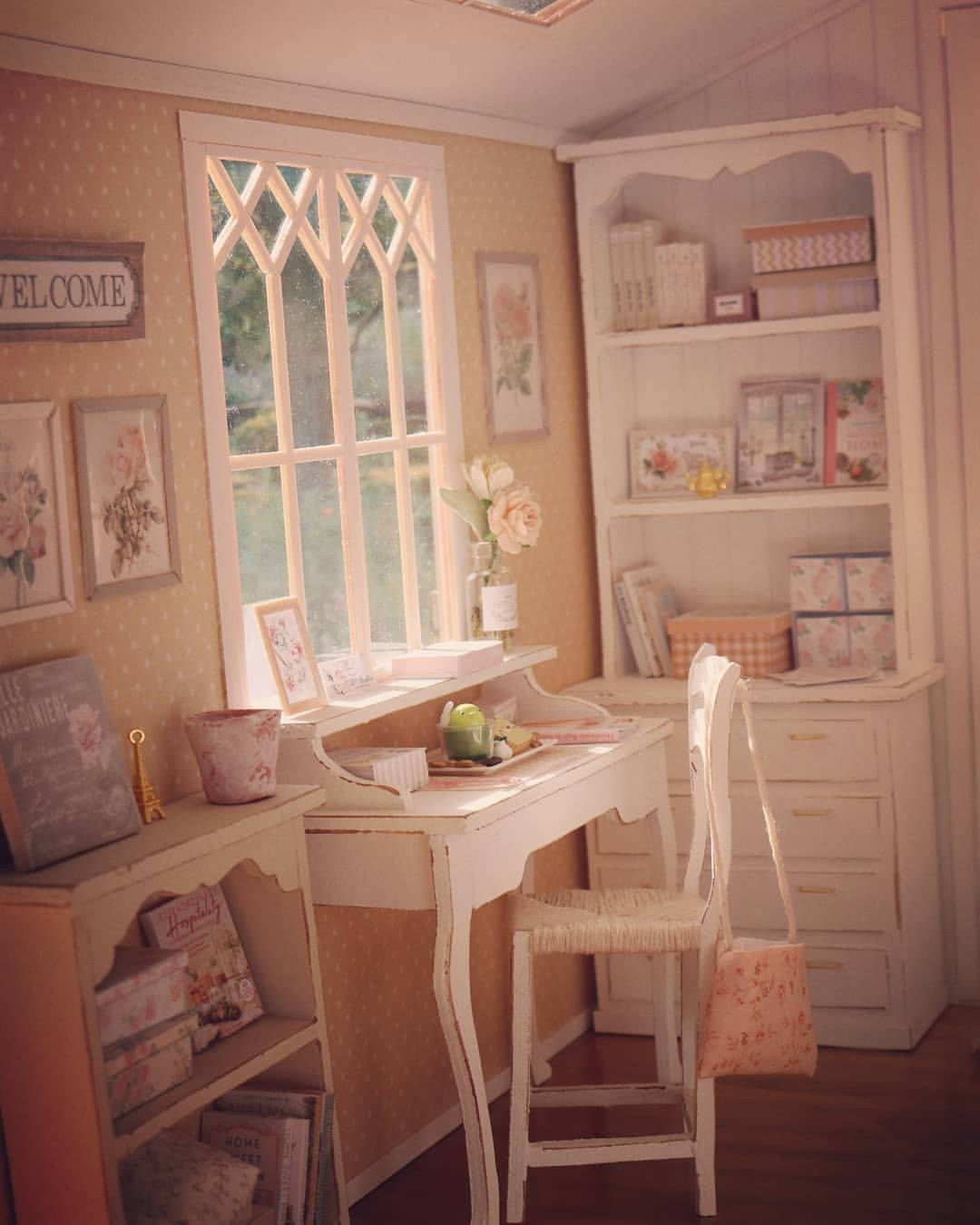Dollhouse 桌布 壁紙 — 舒適的復古風格家庭辦公室，配有白色家具、花卉壁紙，以及透過格子窗灑進的柔和自然光。