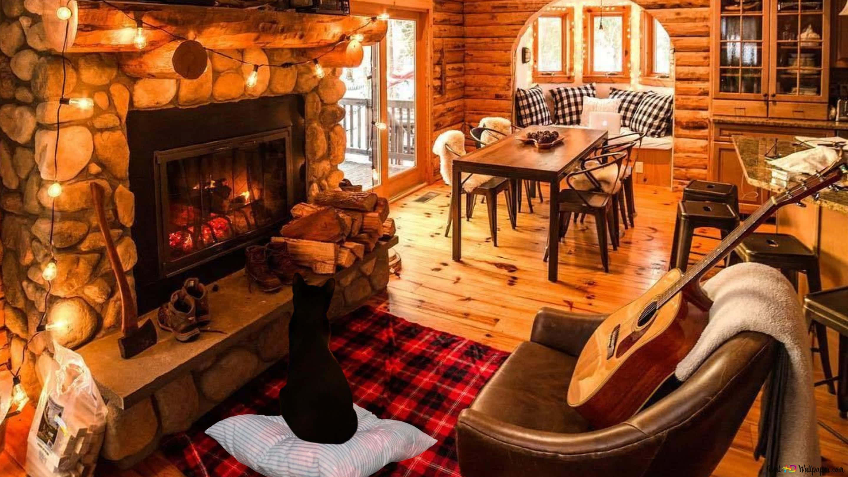 Autumn Fireplace 桌布 壁紙 — 舒適的木屋內部，石壁爐溫暖地發光，格子地毯，皮革椅子上的吉他，以及木製用餐區。