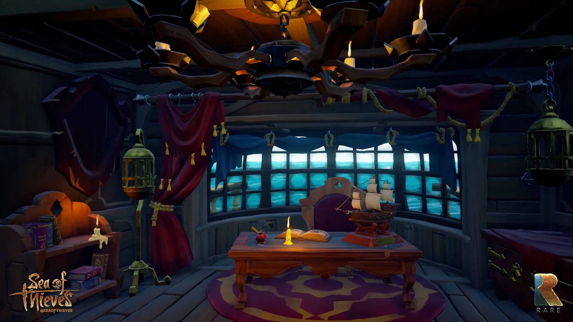 Sea Of Thieves 桌布 壁紙 — 舒適的海盜船長艙室，配有木製家具、燭光，透過大窗戶可欣賞海景。