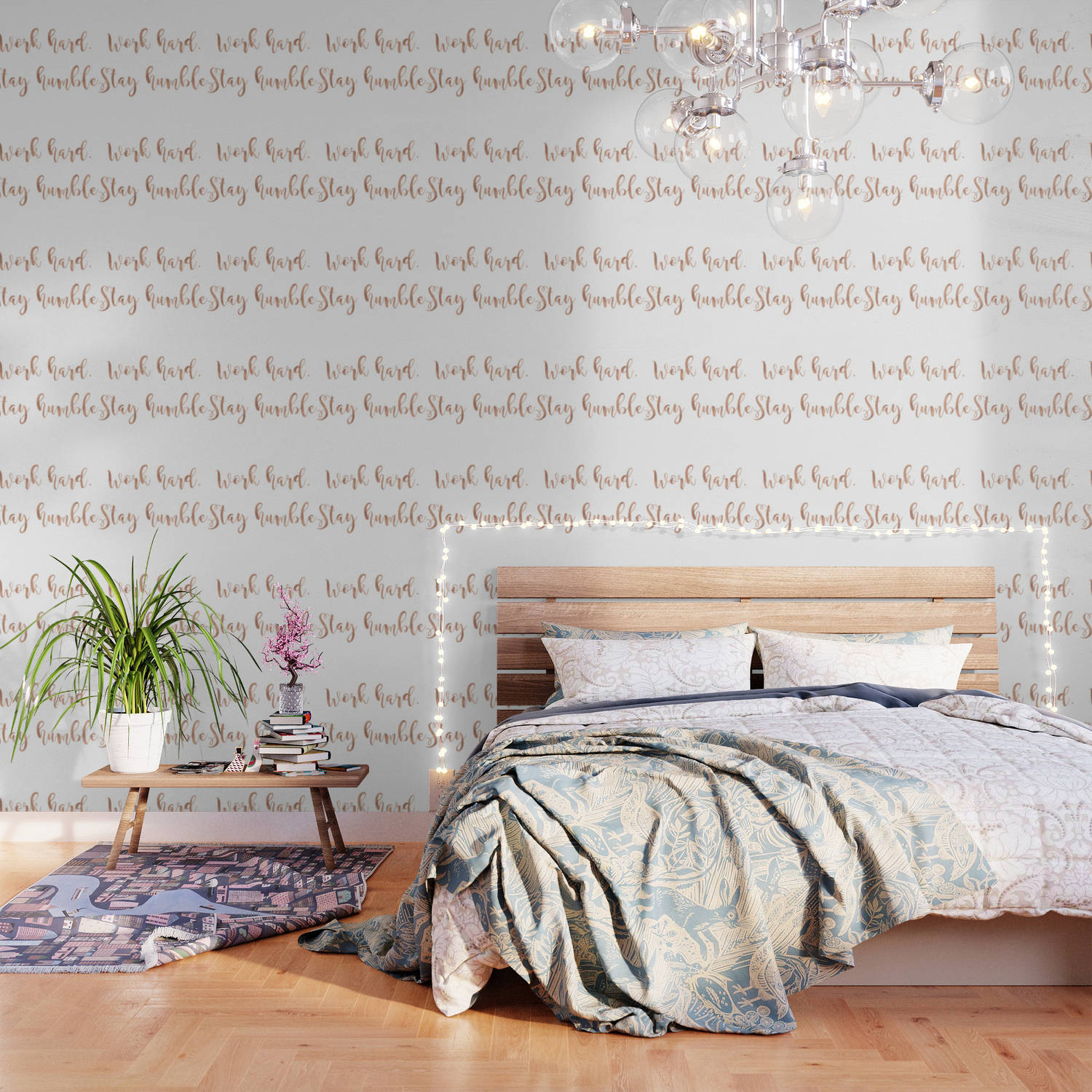 Bedroom 桌布 壁紙 — 舒適的臥室，配有木床、圖案床上用品，以及覆蓋著重複「Work hard Stay humble」文字的牆壁。