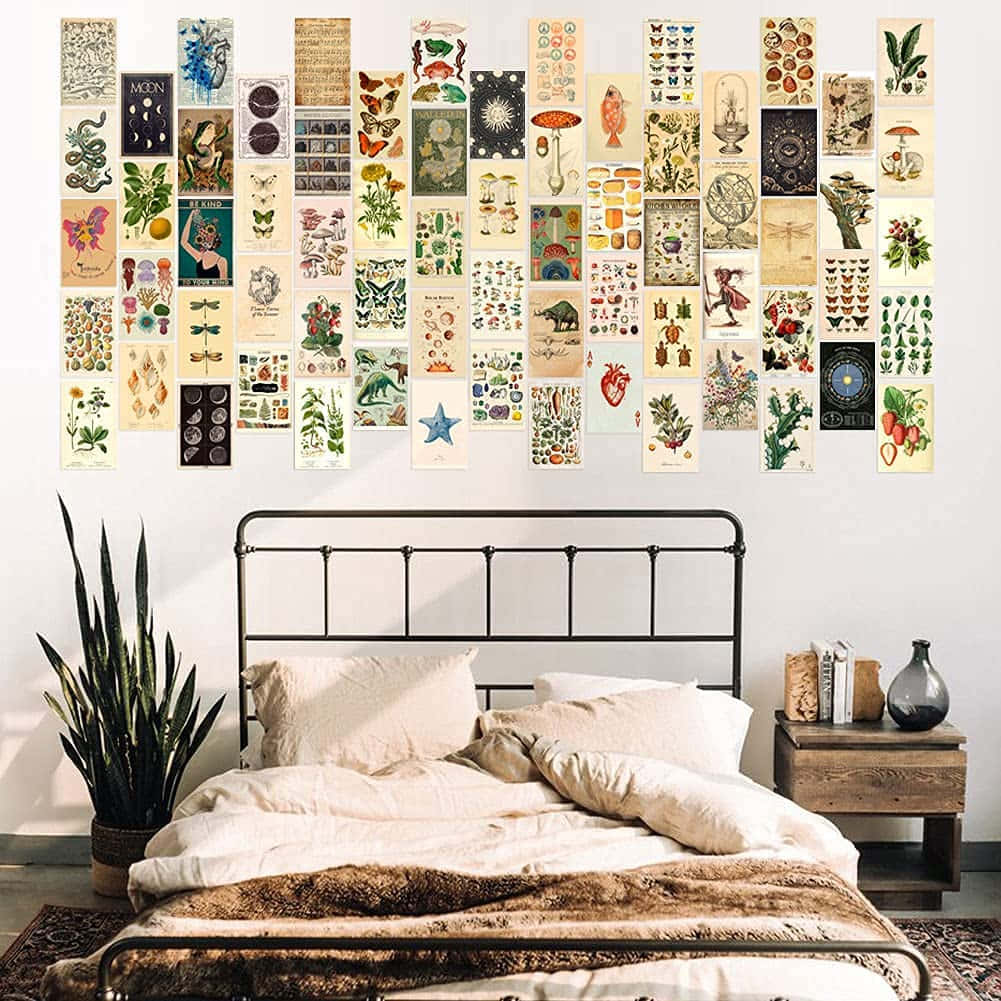 Wall Collage 桌布 壁紙 — 舒適的臥室，金屬床架下是佈滿復古植物和自然歷史海報的牆壁。