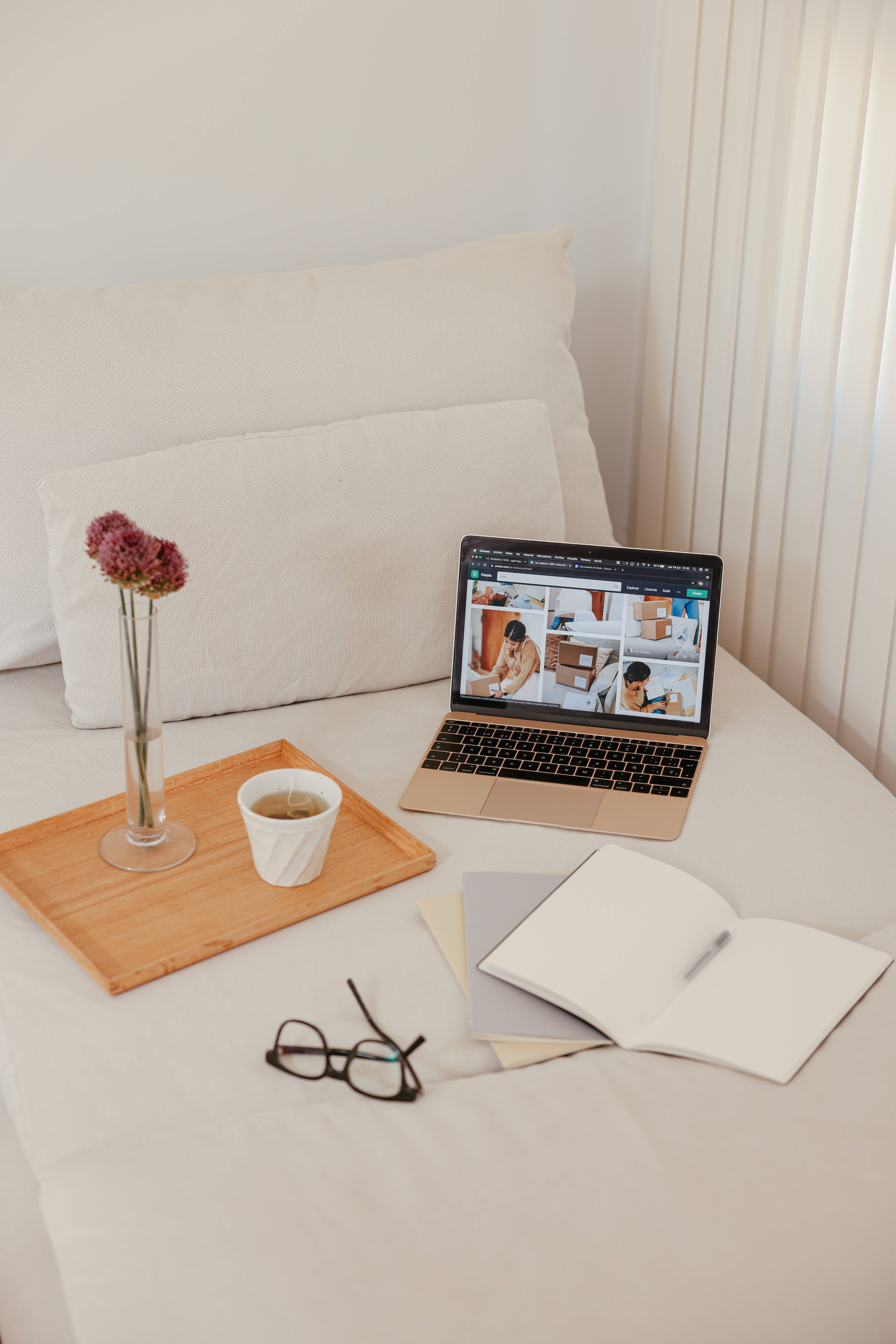 aesthetic tumblr laptop 桌布 壁紙 — 舒適的臥室設置，床上放著一台顯示視訊通話的筆記型電腦，旁邊有一個托盤，上面有茶杯和乾花。