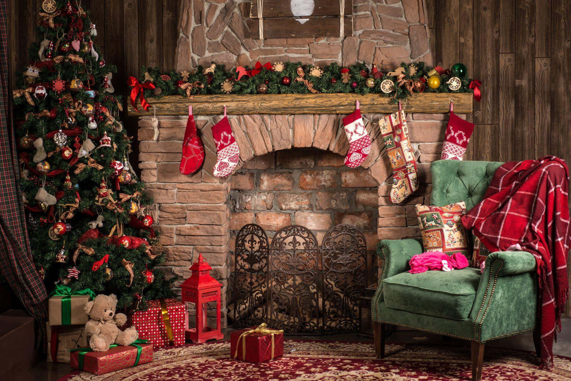 Rustic Christmas 桌布 壁紙 — 舒適鄉村風格客廳，配有石壁爐、聖誕襪、聖誕樹、禮物和鋪上紅色格紋布的綠色扶手椅。