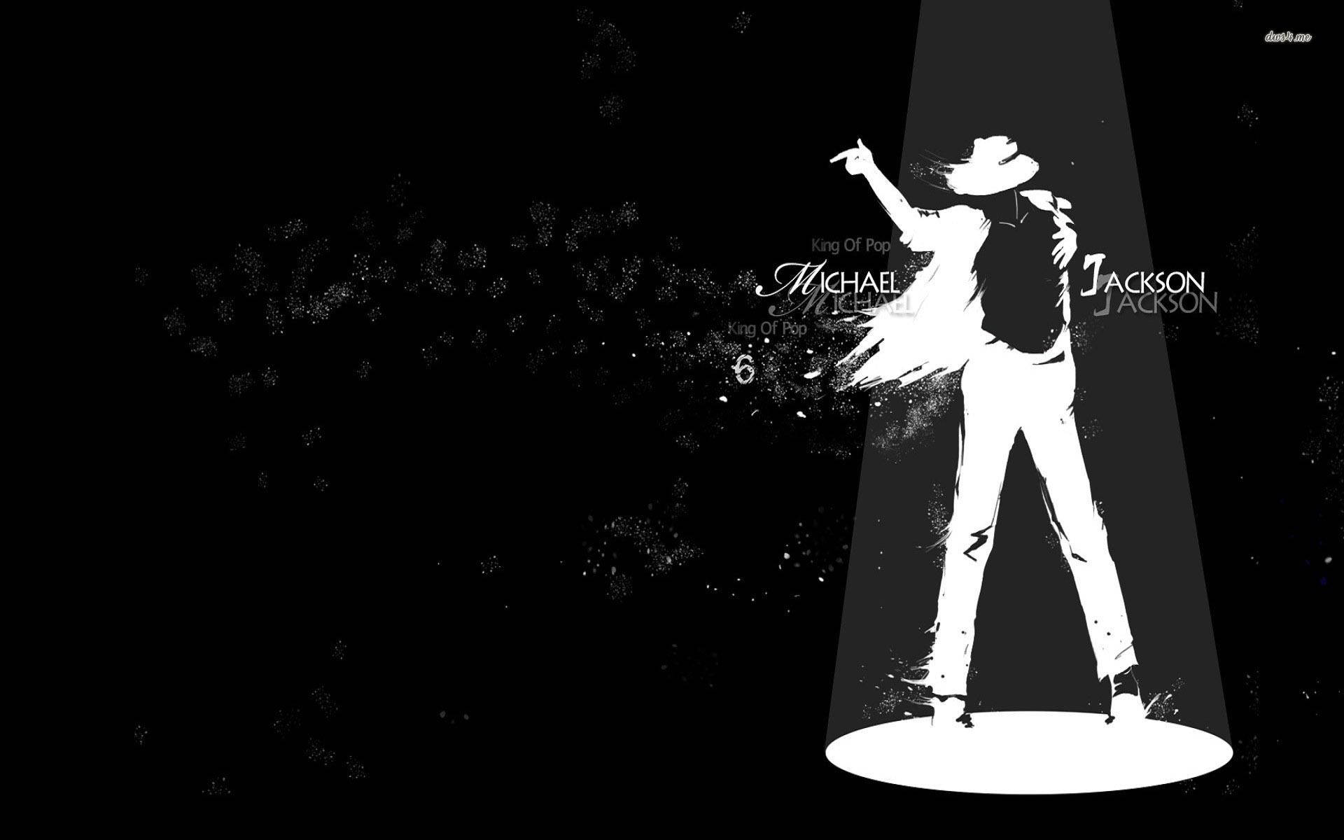 michael 桌布 壁紙 — 舞台上聚光燈下麥可傑克森的鮮明黑白剪影，附有「King of Pop」文字。