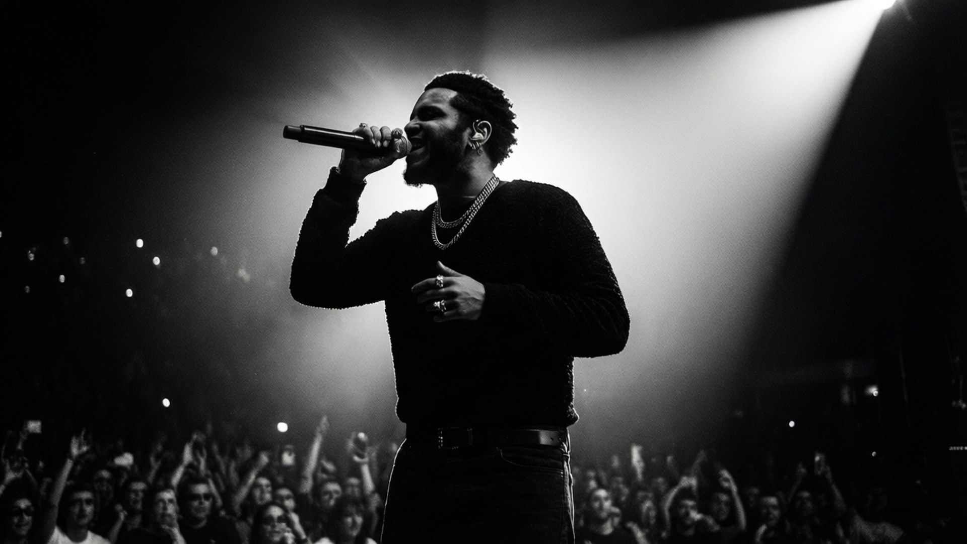 The Weeknd 在舞台上表演的戲劇性黑白剪影。