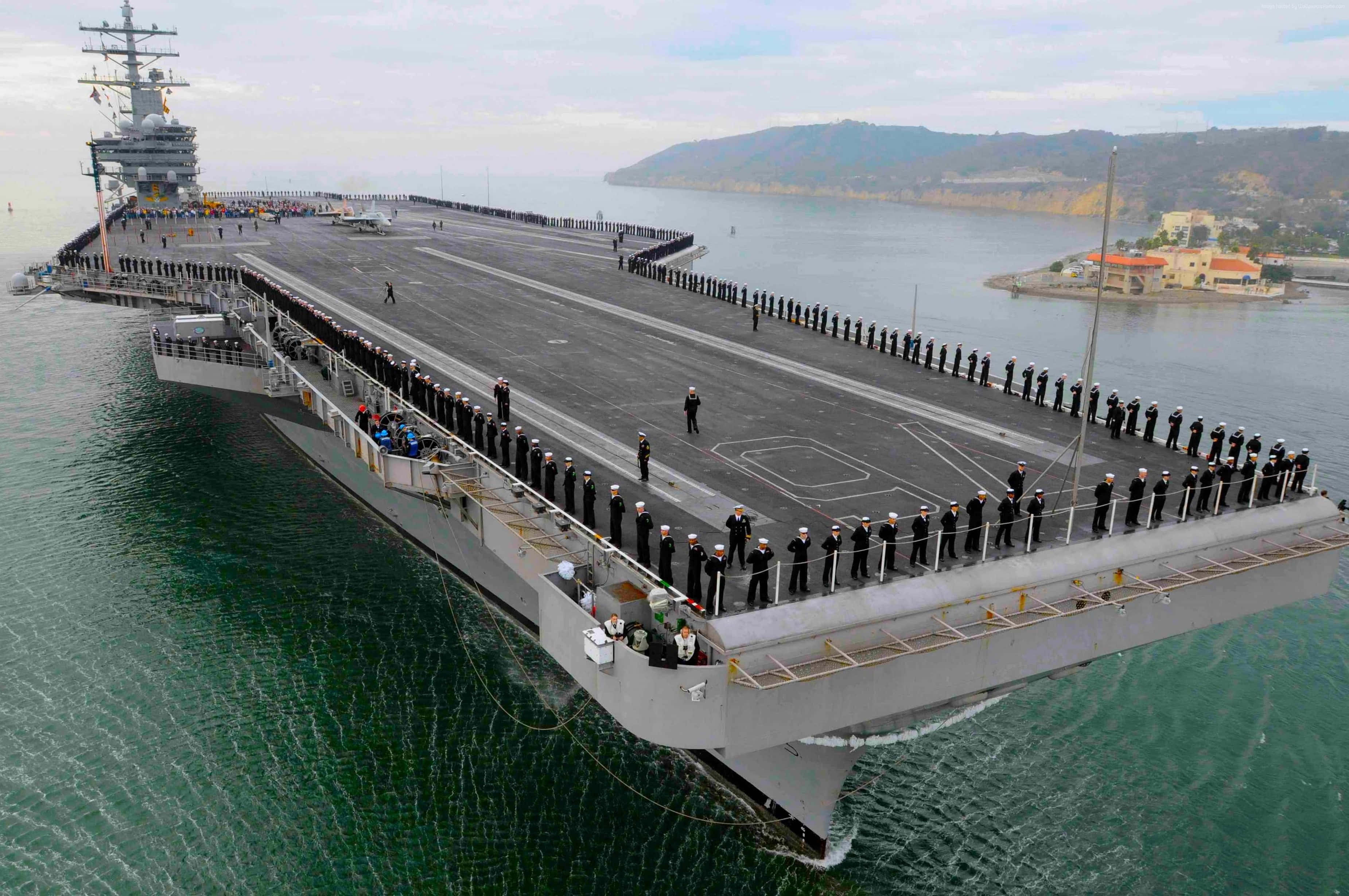 船 桌布 壁紙 — 航空母艦停泊在港口，水兵沿飛行甲板立正站立。