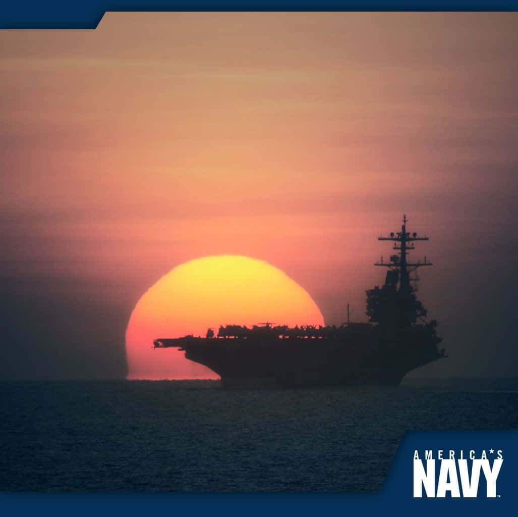 Navy 桌布 壁紙 — 航空母艦的剪影在日落時分滑過海洋，背後是熾熱的橙色太陽。