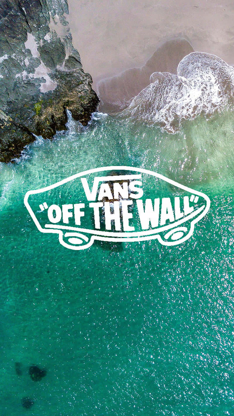 桌布 壁紙 — 航空視角，碧綠海浪拍打岩石海岸，白色Vans Off The Wall標誌疊加其上。