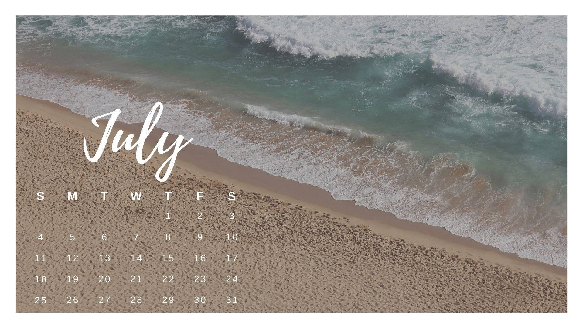七月 桌布 壁紙 — 航空視角，碧綠海浪拍打沙灘，七月日曆疊加。