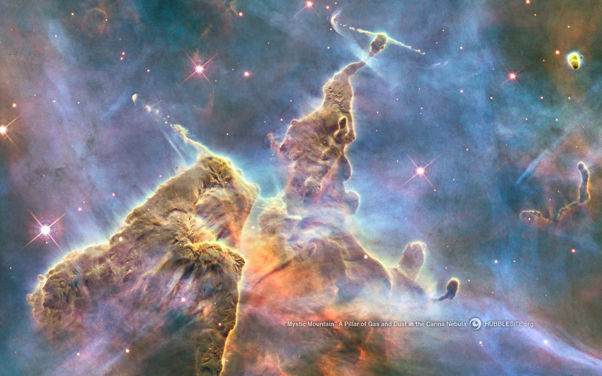 Telescope 桌布 壁紙 — 船底座星雲中一道宏偉的氣體和塵埃柱，在星場背景下散發出火熱的橙色和冷藍色調。
