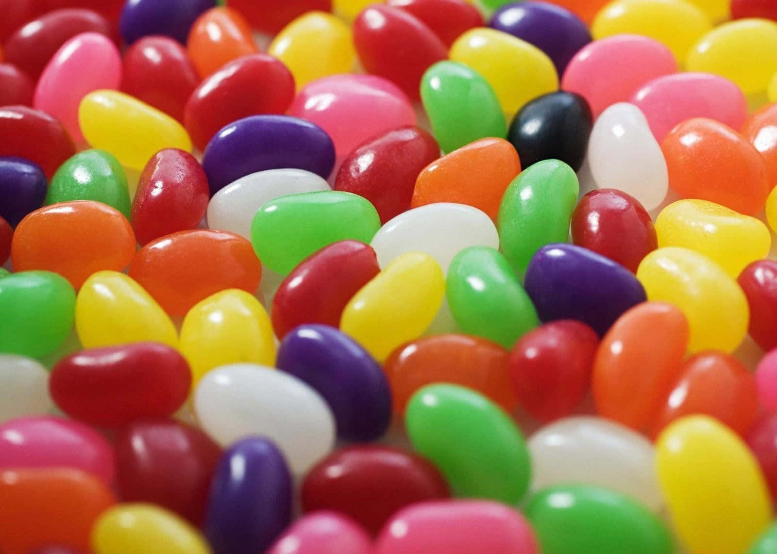 Sweet 桌布 壁紙 — 色彩繽紛、表面光澤的各式軟糖豆的鮮明特寫。