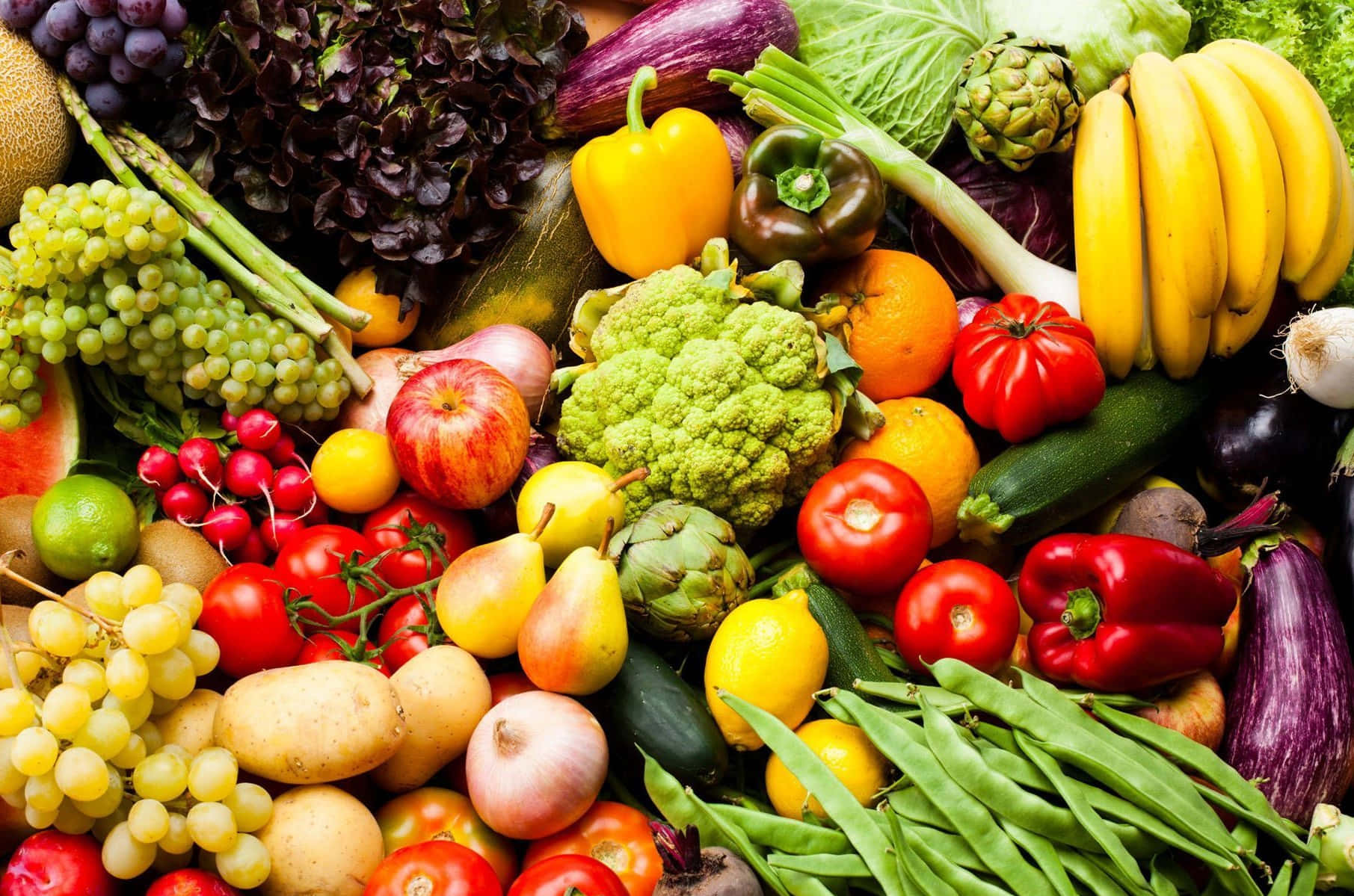 Fruits 桌布 壁紙 — 色彩繽紛、質感豐富的新鮮水果和蔬菜堆積如山的特寫鏡頭。