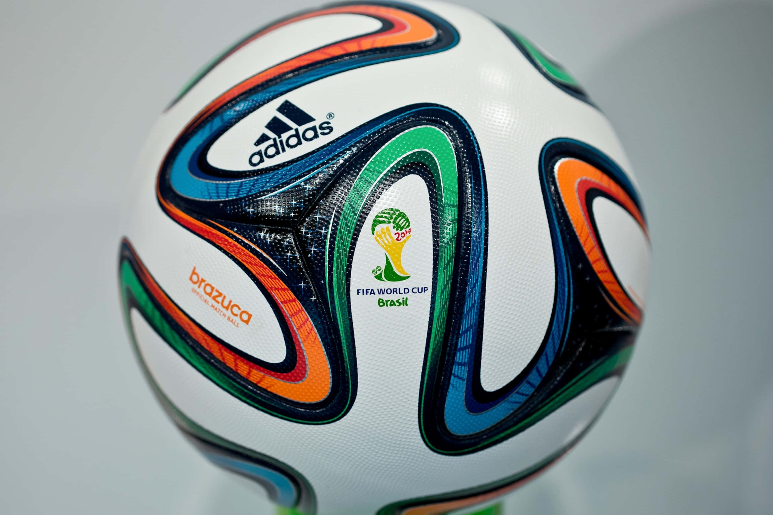 足球 桌布 壁紙 — 色彩繽紛的 Brazuca FIFA 世界盃巴西 2014 足球特寫，帶有 Adidas 品牌標誌。