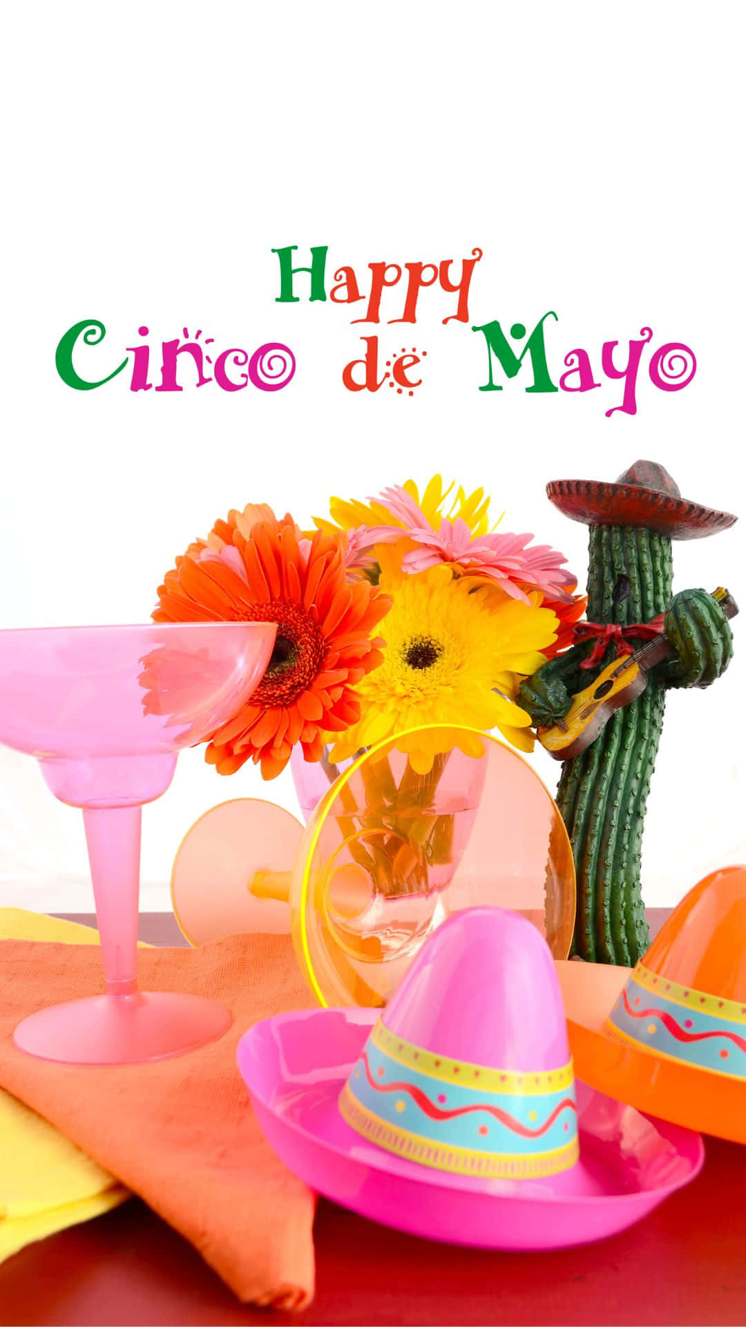 Cinco De Mayo 桌布 壁紙 — 色彩繽紛的 Cinco de Mayo 慶祝活動，有彩色闊邊帽、瑪格麗特酒杯和仙人掌公仔，背景為白色。