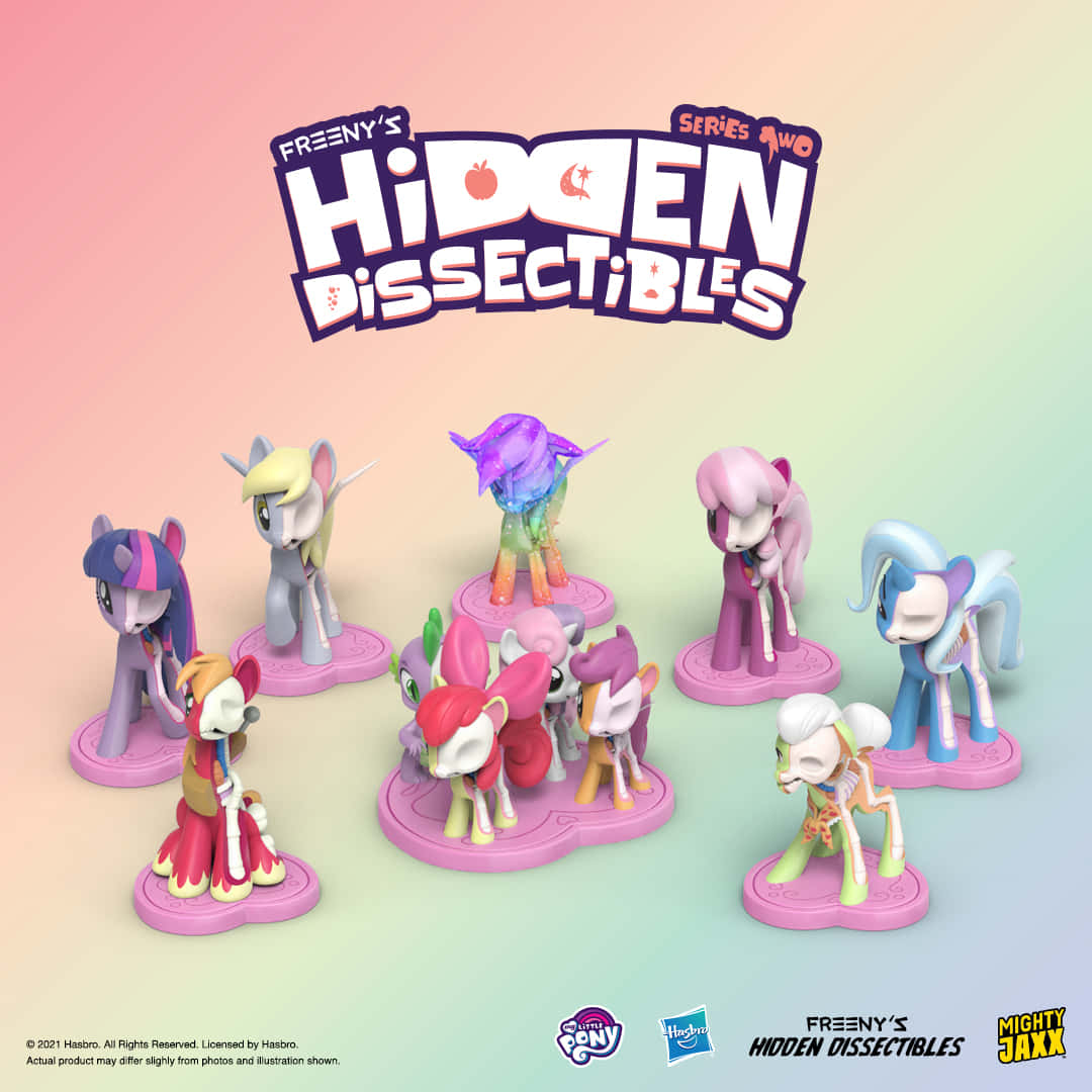 彩虹小馬 桌布 壁紙 — 色彩繽紛的 My Little Pony 公仔，帶有可見的骨骼結構，展示在粉紅色底座上，背景為柔和漸變色。