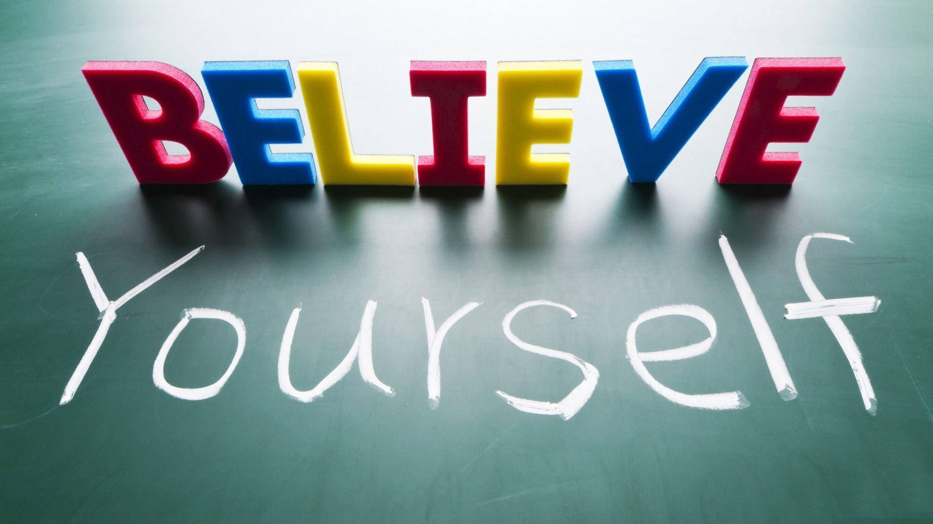 Inspirational Quotes 桌布 壁紙 — 色彩繽紛的3D字母拼出BELIEVE，放在一塊用白色粉筆寫著'Yourself'的黑板上。