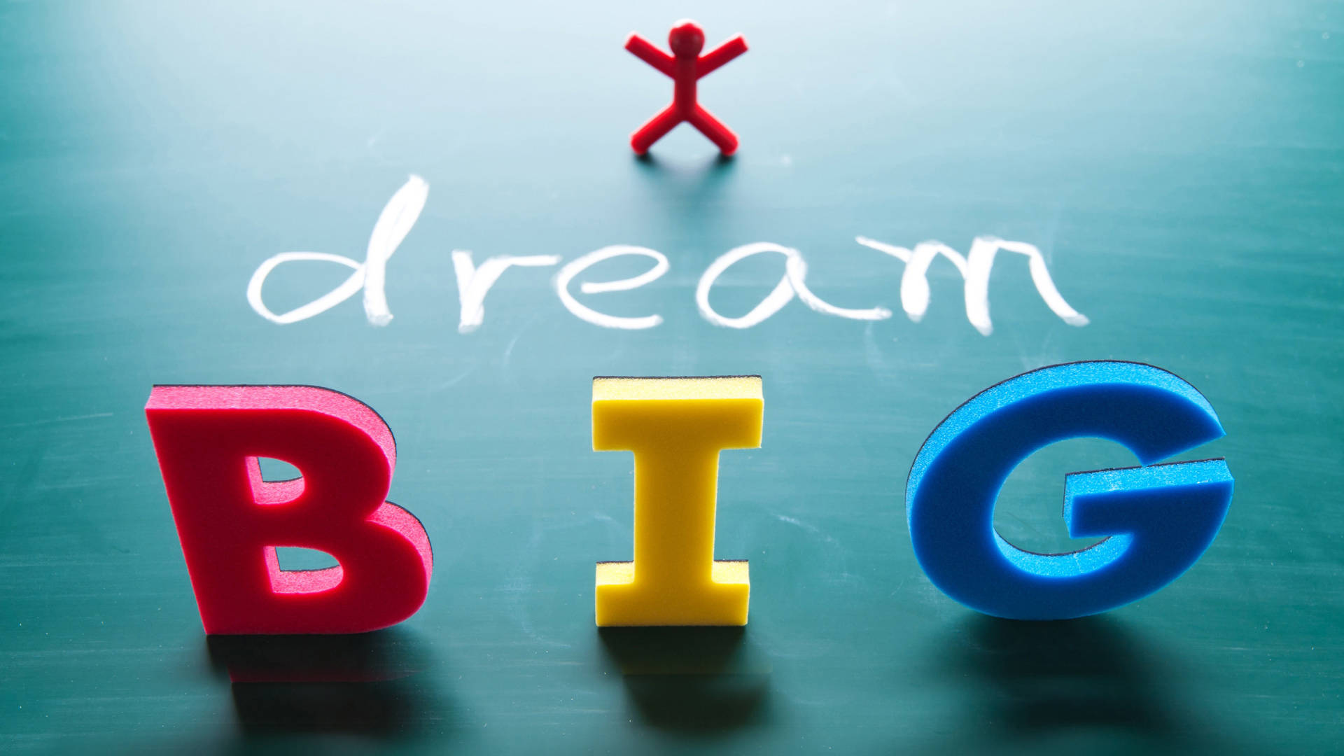 Positive Quotes 桌布 壁紙 — 色彩繽紛的3D字母拼出BIG，放在黑板上，黑板上有粉筆寫的dream字樣，上面站著一個小小的紅色火柴人。