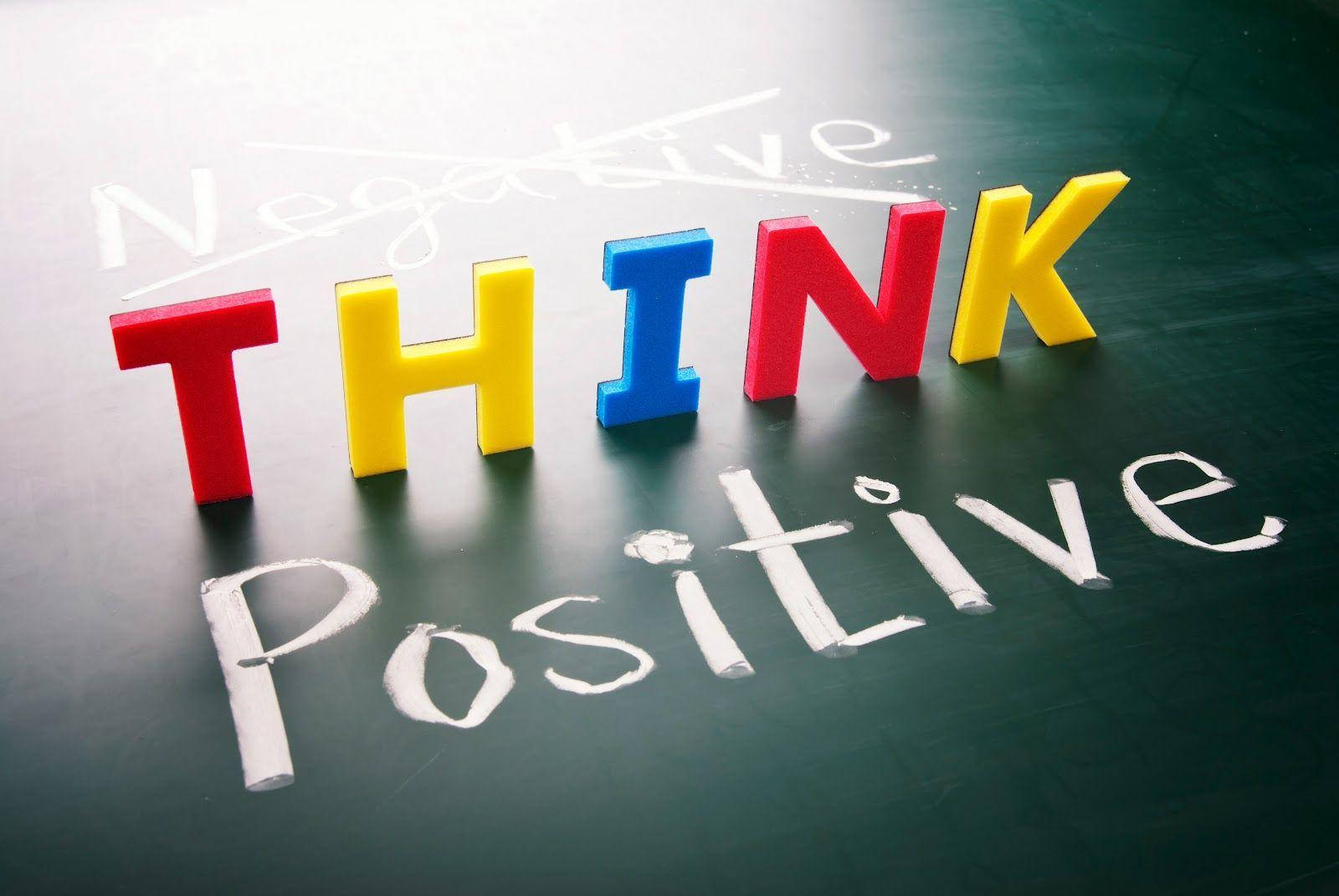 Quote 桌布 壁紙 — 色彩繽紛的3D字母拼出THINK，放在黑板上，'Negative'被劃掉，下面寫著'Positive'。