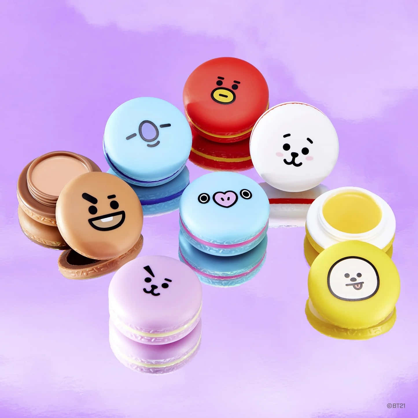 BT21 桌布 壁紙 — 色彩繽紛的BT21角色馬卡龍與化妝品排列在柔和的紫色漸變背景上。