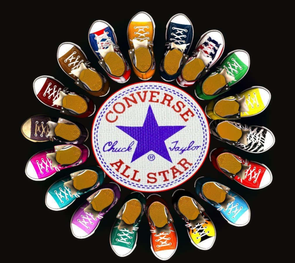 Converse Logo 桌布 壁紙 — 色彩繽紛的Converse Chuck Taylor All Star運動鞋組成一個充滿活力的圓圈，圍繞著黑色背景上的標誌性標誌。