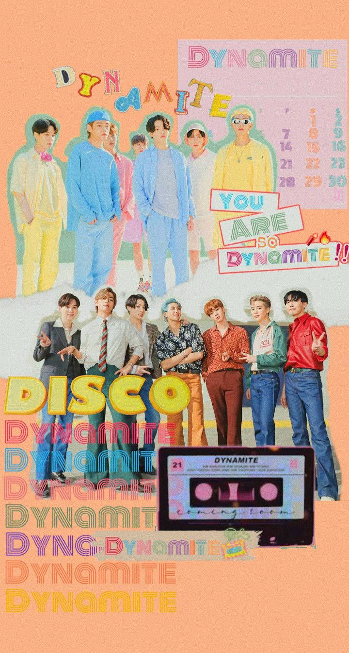 bts photoshoot 桌布 壁紙 — 色彩繽紛的K-pop組合BTS復古海報，穿著70年代迪斯可服裝，帶有「Dynamite」文字和卡式錄音帶圖案。