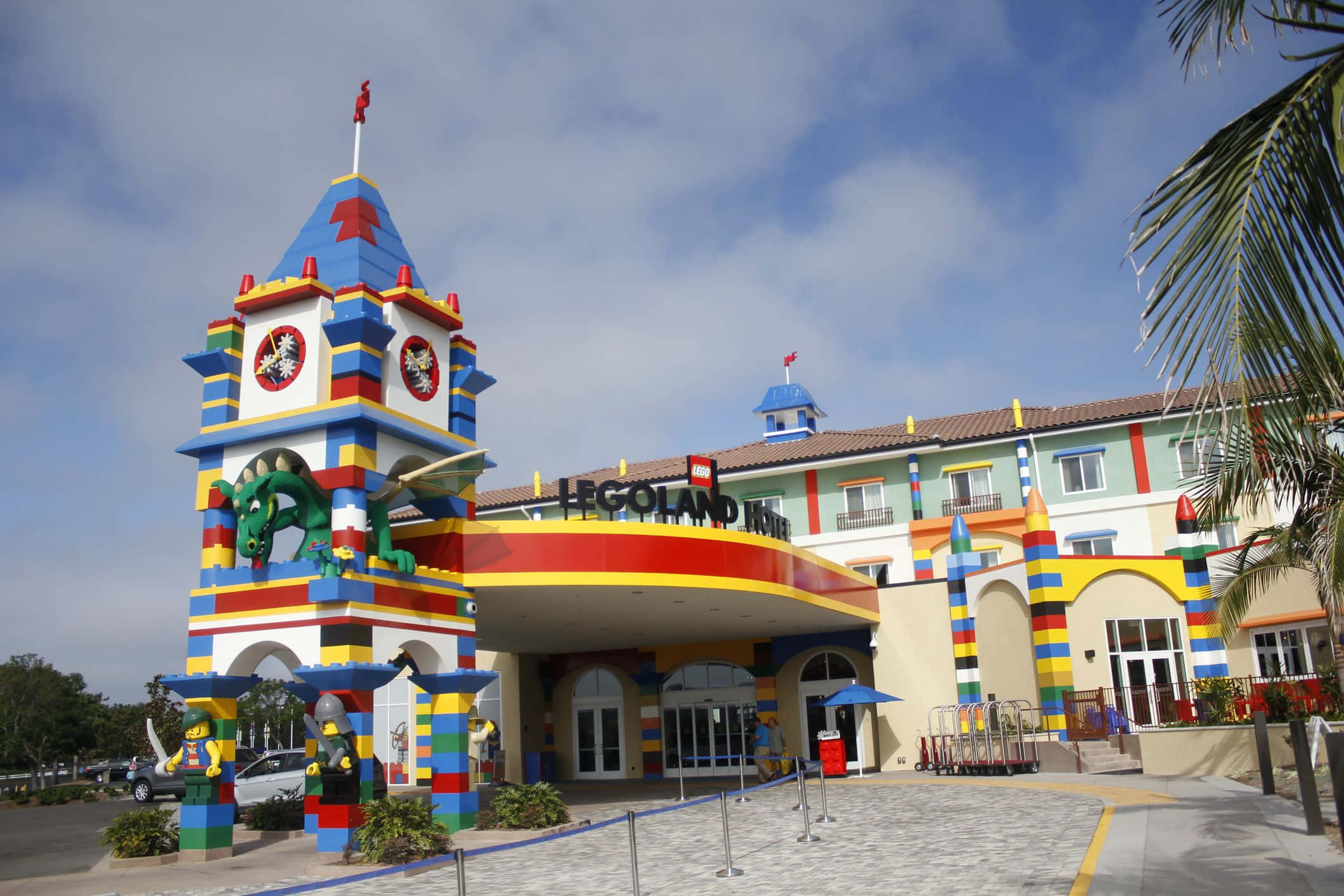 Legoland 桌布 壁紙 — 色彩繽紛的LEGO主題飯店入口，採用彩色積木建築，天空部分多雲。