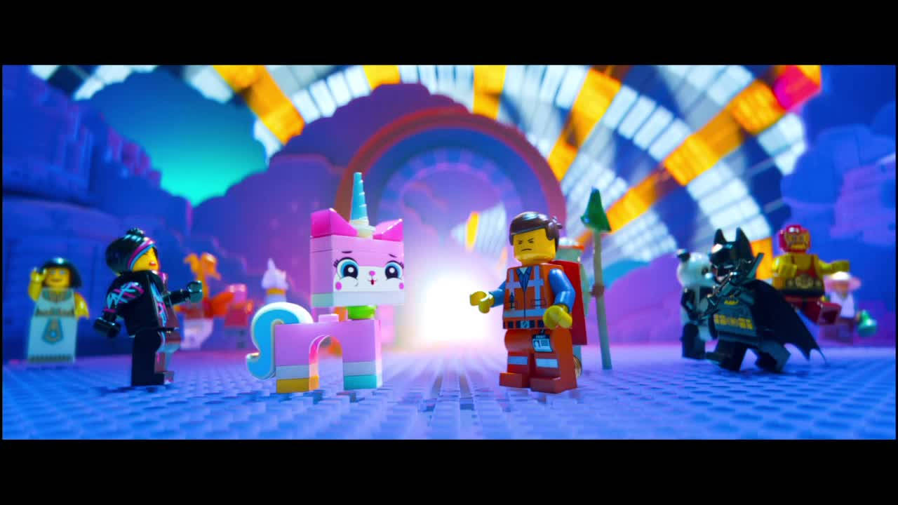 LEGO角色，包括獨角獸和蝙蝠俠，在發光的拱門場景中。 — 超人 GIF 壁紙
