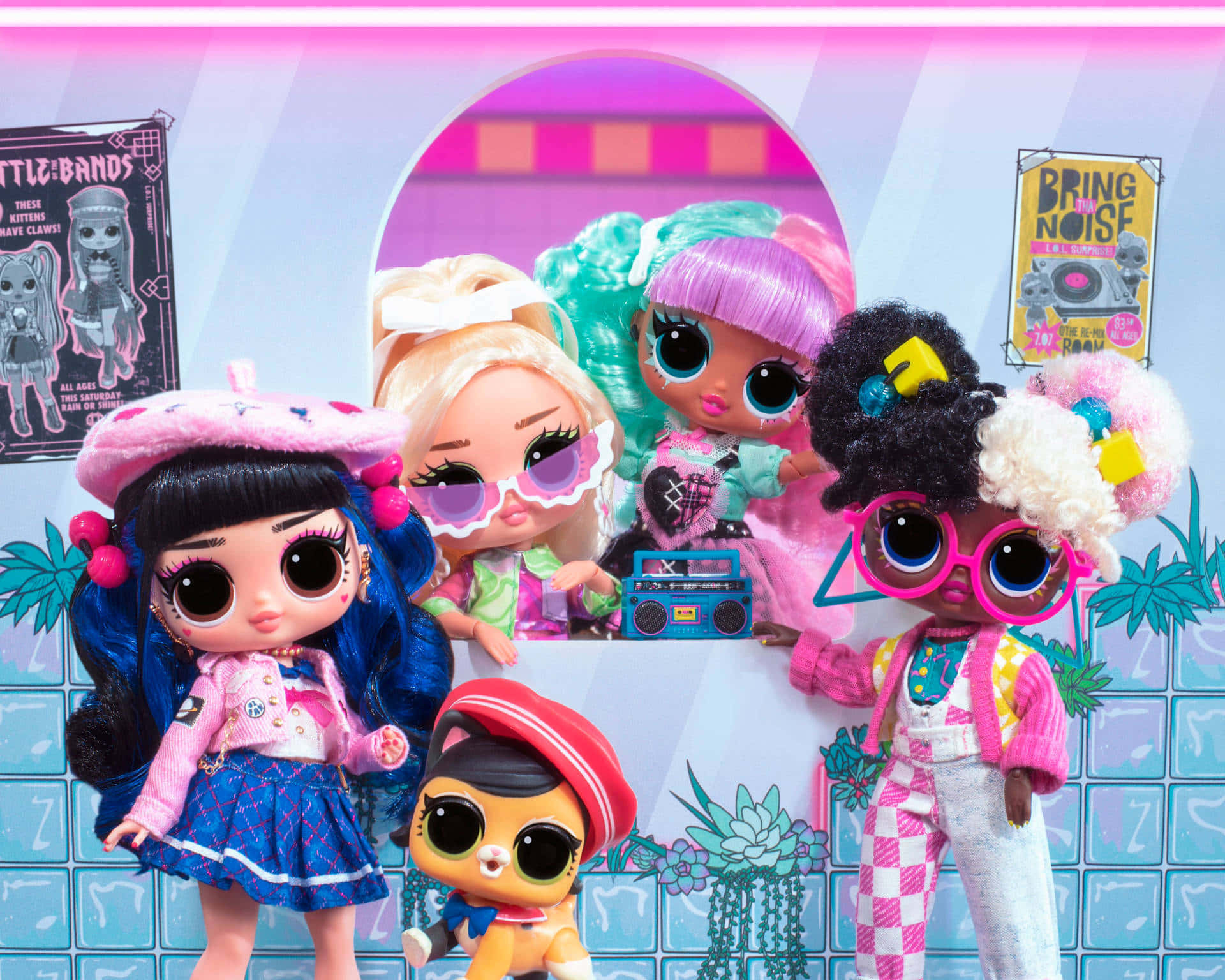 Lol Dolls 桌布 壁紙 — 色彩繽紛的LOL Surprise公仔，擁有大眼睛和鮮豔服裝，在帶有海報的霓虹燈舞台背景前擺姿勢。