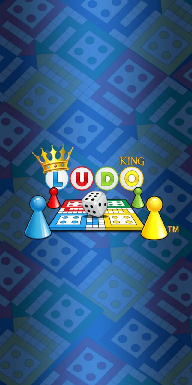 桌布 壁紙 — 色彩繽紛的Ludo King遊戲板，帶有彩色棋子、骰子和皇冠標誌，背景為圖案藍色。