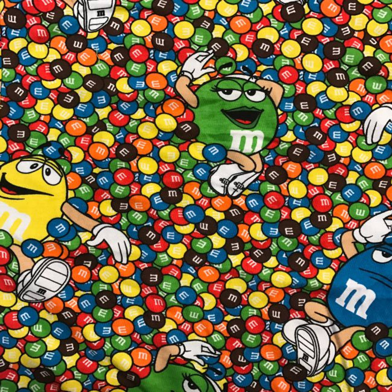Chocolate 桌布 壁紙 — 色彩繽紛的M&M's角色從一片彩色糖果塗層巧克力中俏皮地浮現。