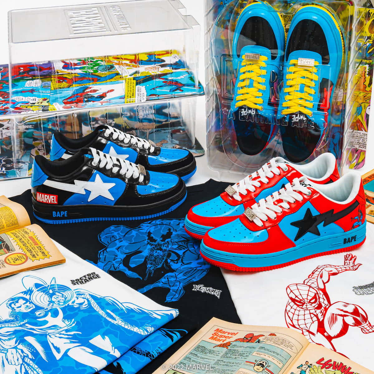 Bape 動態 桌布 壁紙 — 色彩繽紛的Marvel x BAPE運動鞋和服裝，與漫畫書和收藏品一起展示在充滿活力的流行文化展覽中。