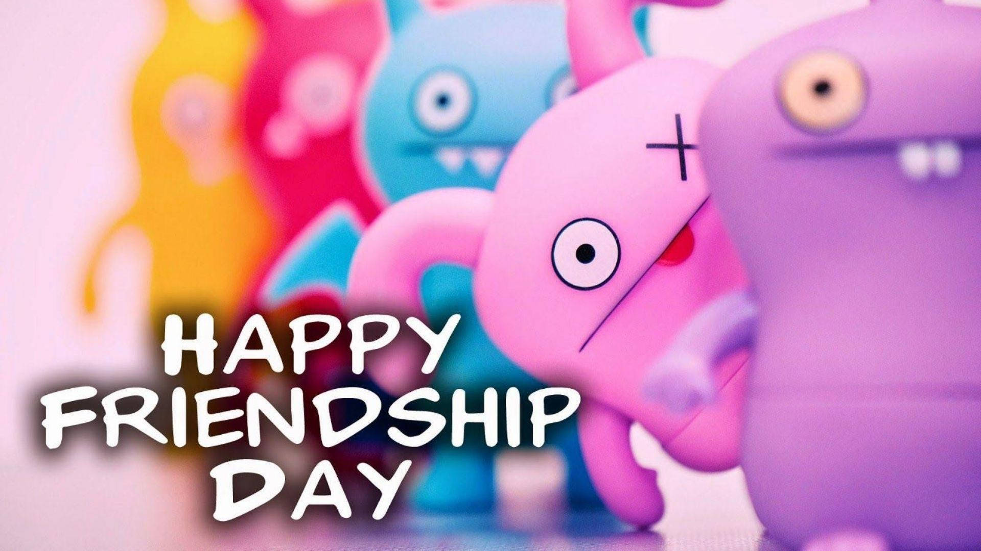 友誼日 桌布 壁紙 — 色彩繽紛的Uglydoll玩具，背景柔和，帶有「HAPPY FRIENDSHIP DAY」文字。