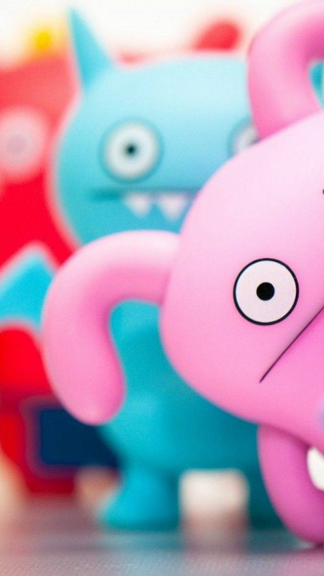 3D 桌布 壁紙 — 色彩繽紛的Uglydoll玩具公仔特寫，大眼睛和柔軟塑膠質感，淺景深。